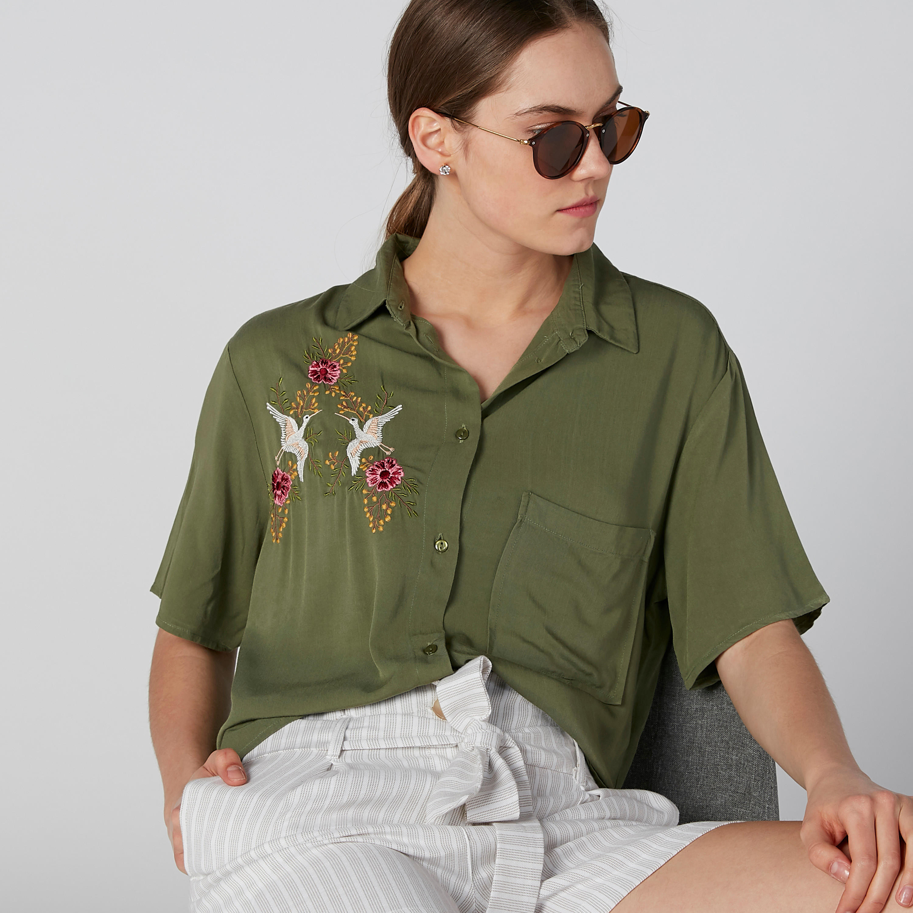 قميص مطرّز بأكمام قصيرة وجيب على الصدر-women-clothing-shirtsandblouses-shirts-image-2
