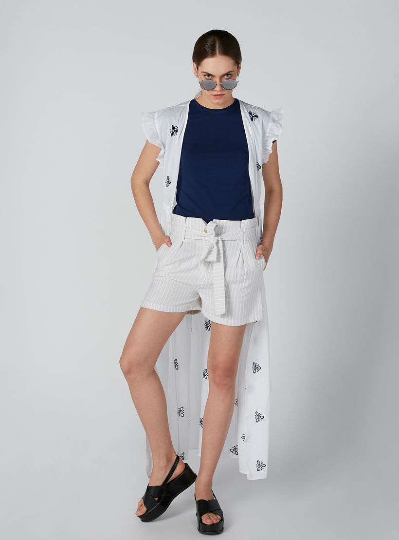 شورت مقلّم بخصر متوسط الارتفاع وحزام رباط وجيوب-women-clothing-bottoms-shorts-image-1