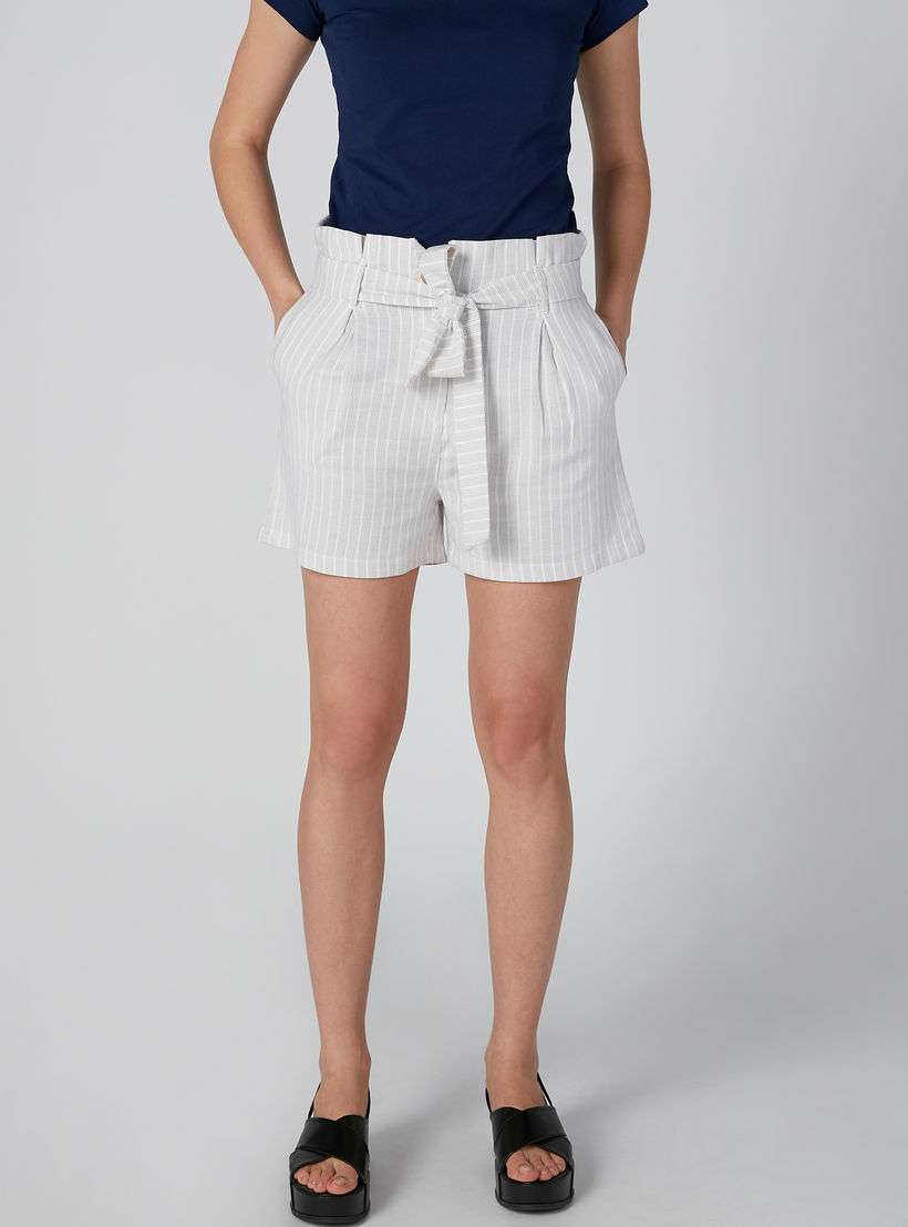 شورت مقلّم بخصر متوسط الارتفاع وحزام رباط وجيوب-women-clothing-bottoms-shorts-image-2