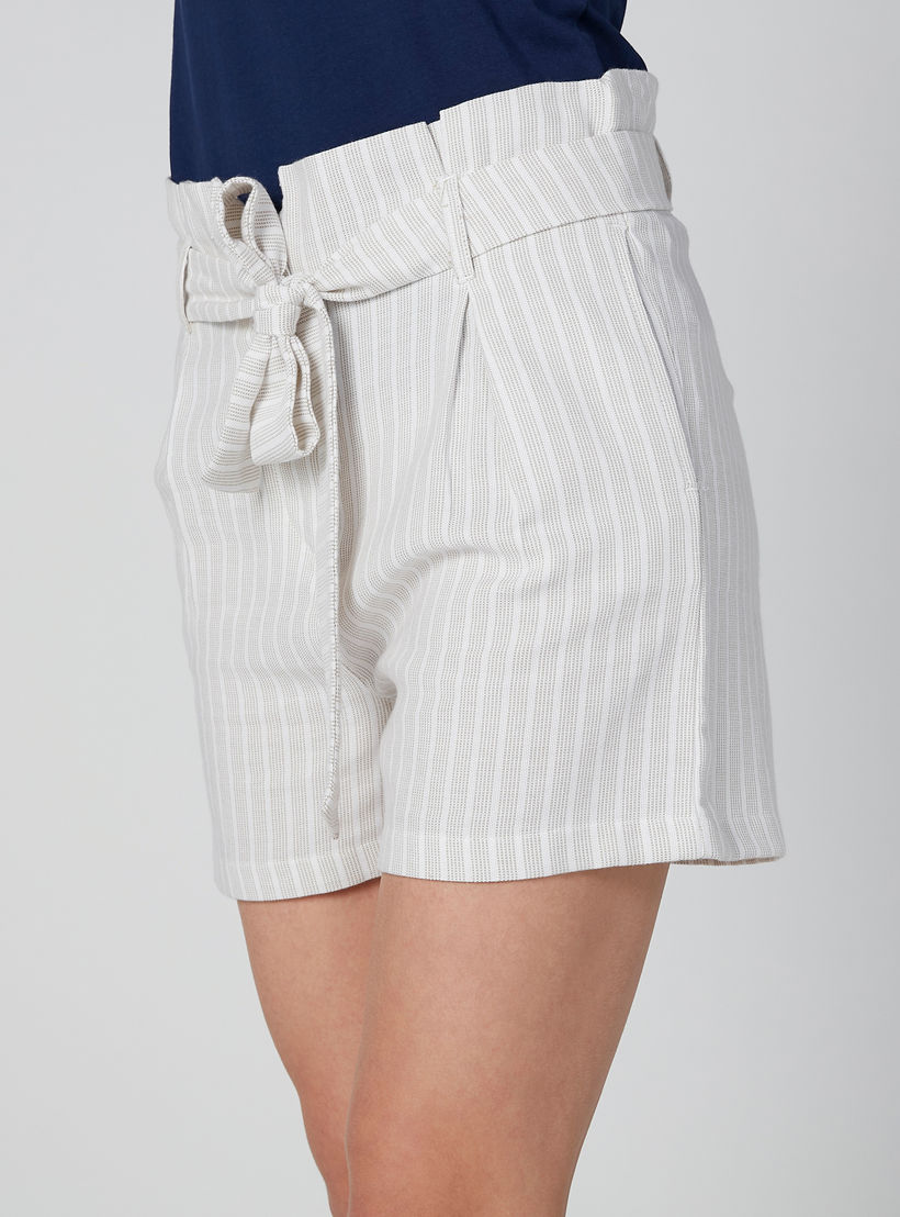 شورت مقلّم بخصر متوسط الارتفاع وحزام رباط وجيوب-women-clothing-bottoms-shorts-image-5