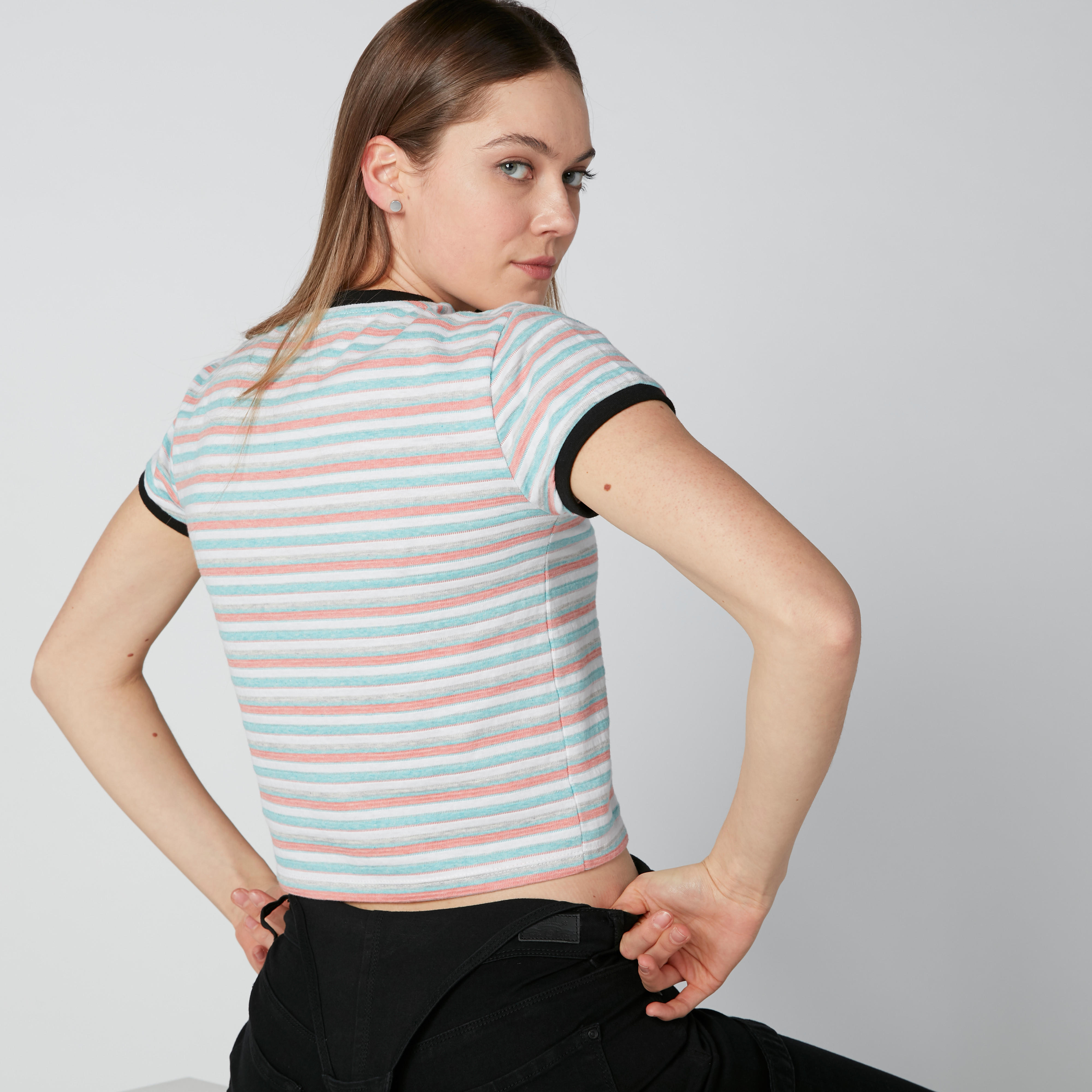 تيشيرت مقلّم بياقة ضيقة وأكمام قصيرة-women-clothing-tshirts-image-3
