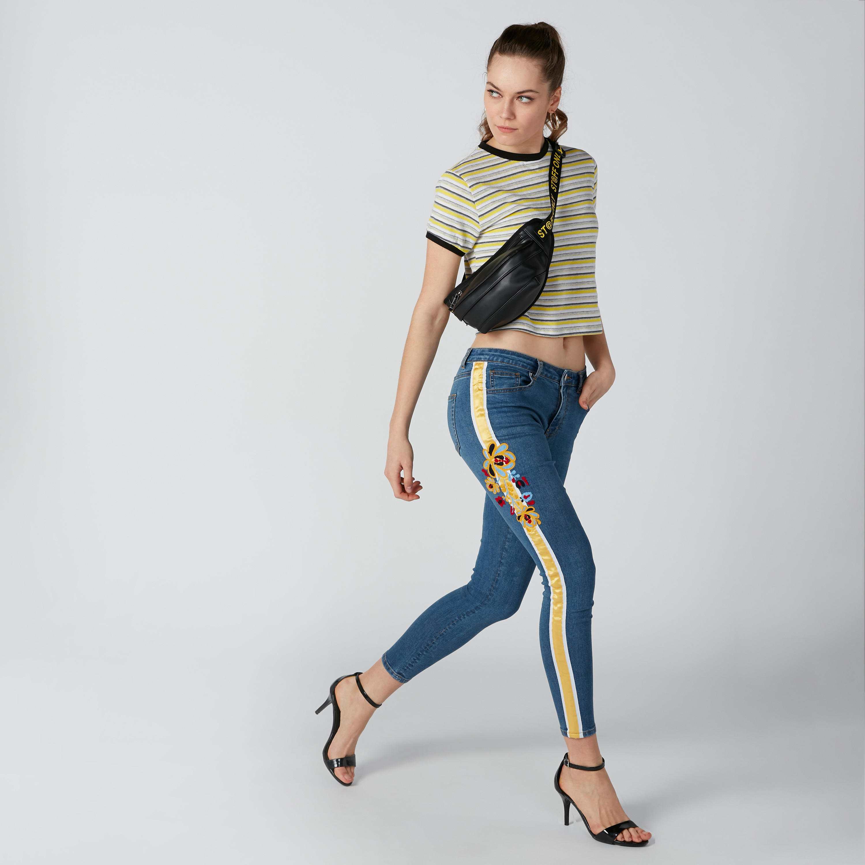 تيشيرت مقلّم بياقة ضيقة وأكمام قصيرة-women-clothing-tshirts-image-6