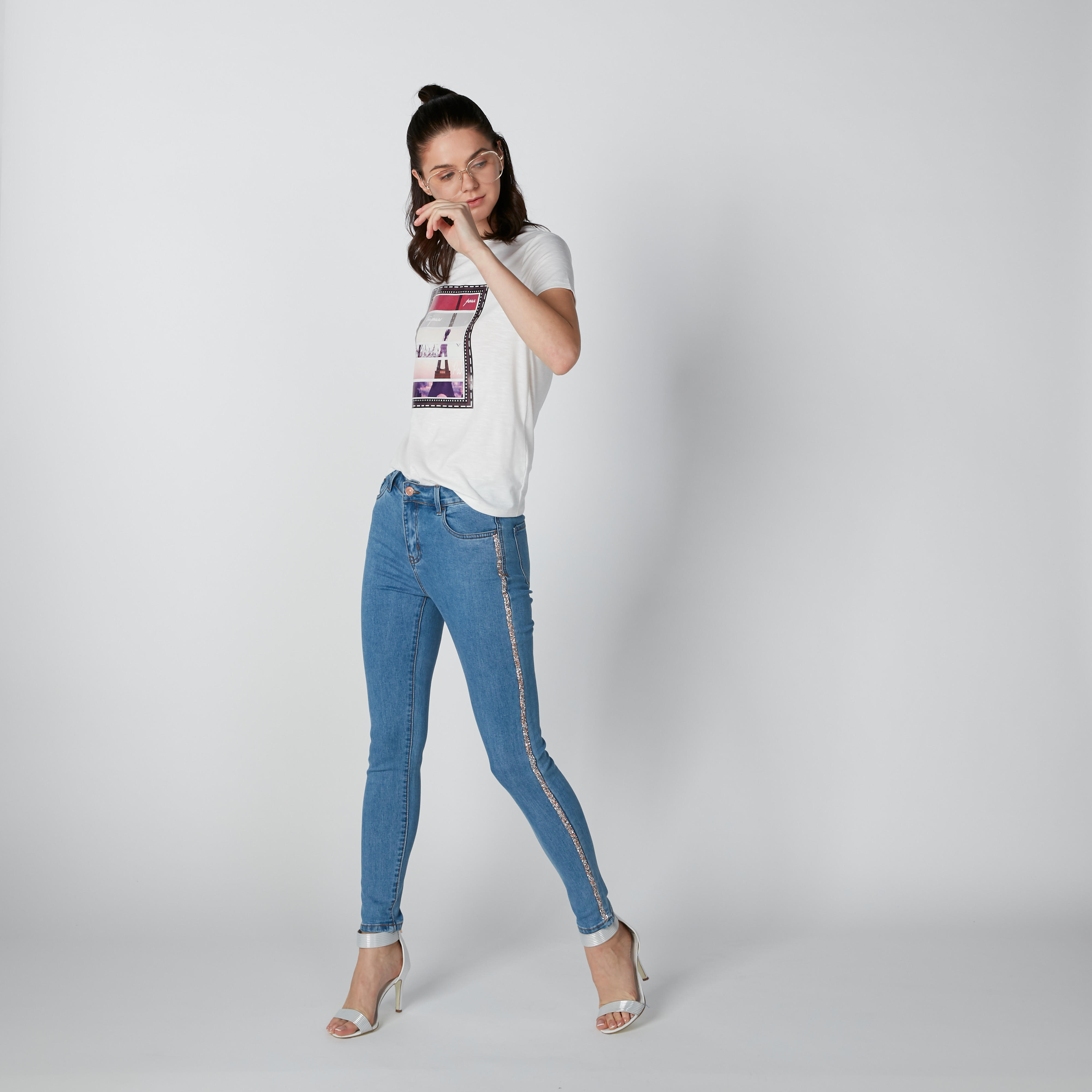 بنطال جينز طويل بقصّة عاديّة وخصر متوسط الارتفاع وتفاصيل جليتر-women-clothing-bottoms-jeans-image-1