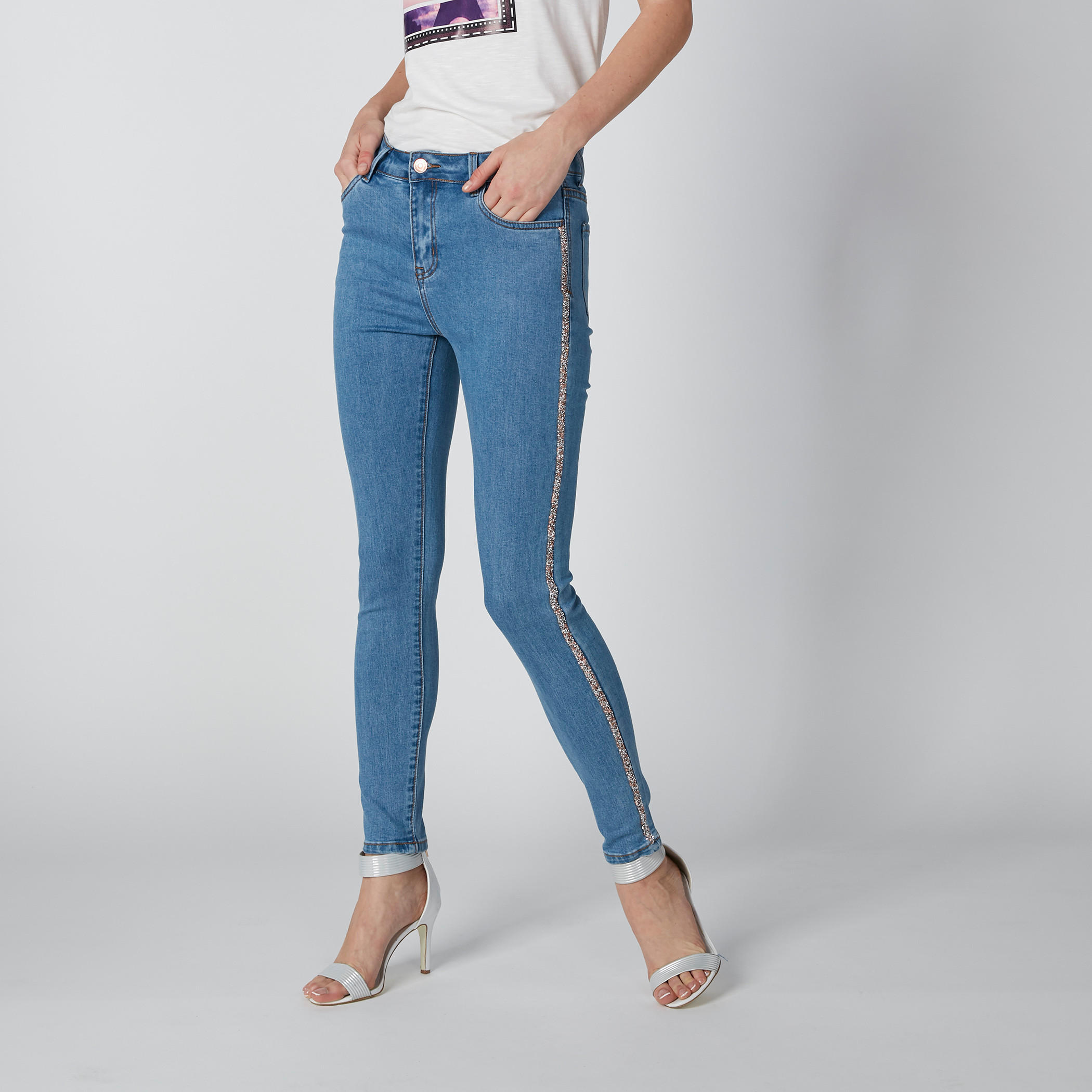بنطال جينز طويل بقصّة عاديّة وخصر متوسط الارتفاع وتفاصيل جليتر-women-clothing-bottoms-jeans-image-2