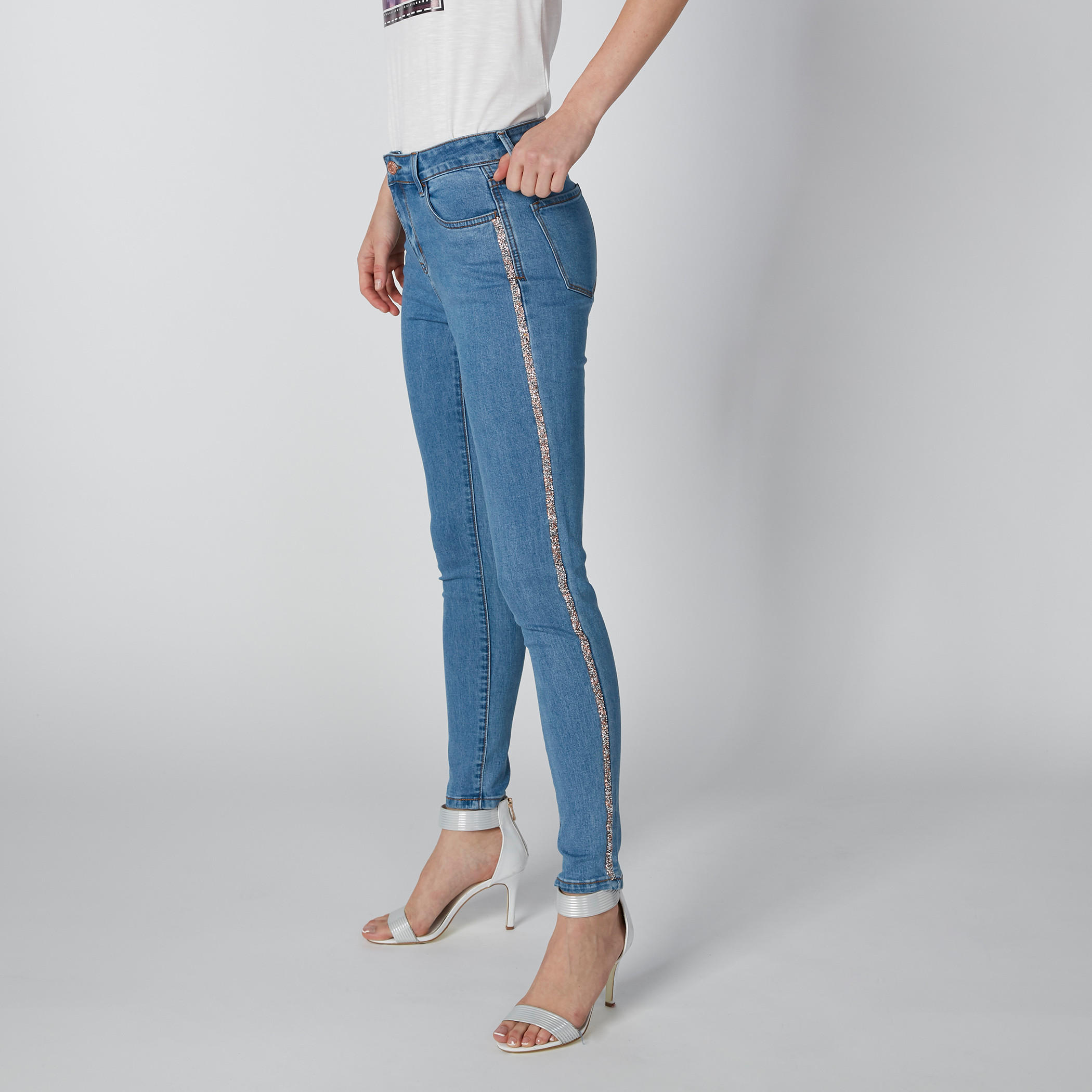 بنطال جينز طويل بقصّة عاديّة وخصر متوسط الارتفاع وتفاصيل جليتر-women-clothing-bottoms-jeans-image-4
