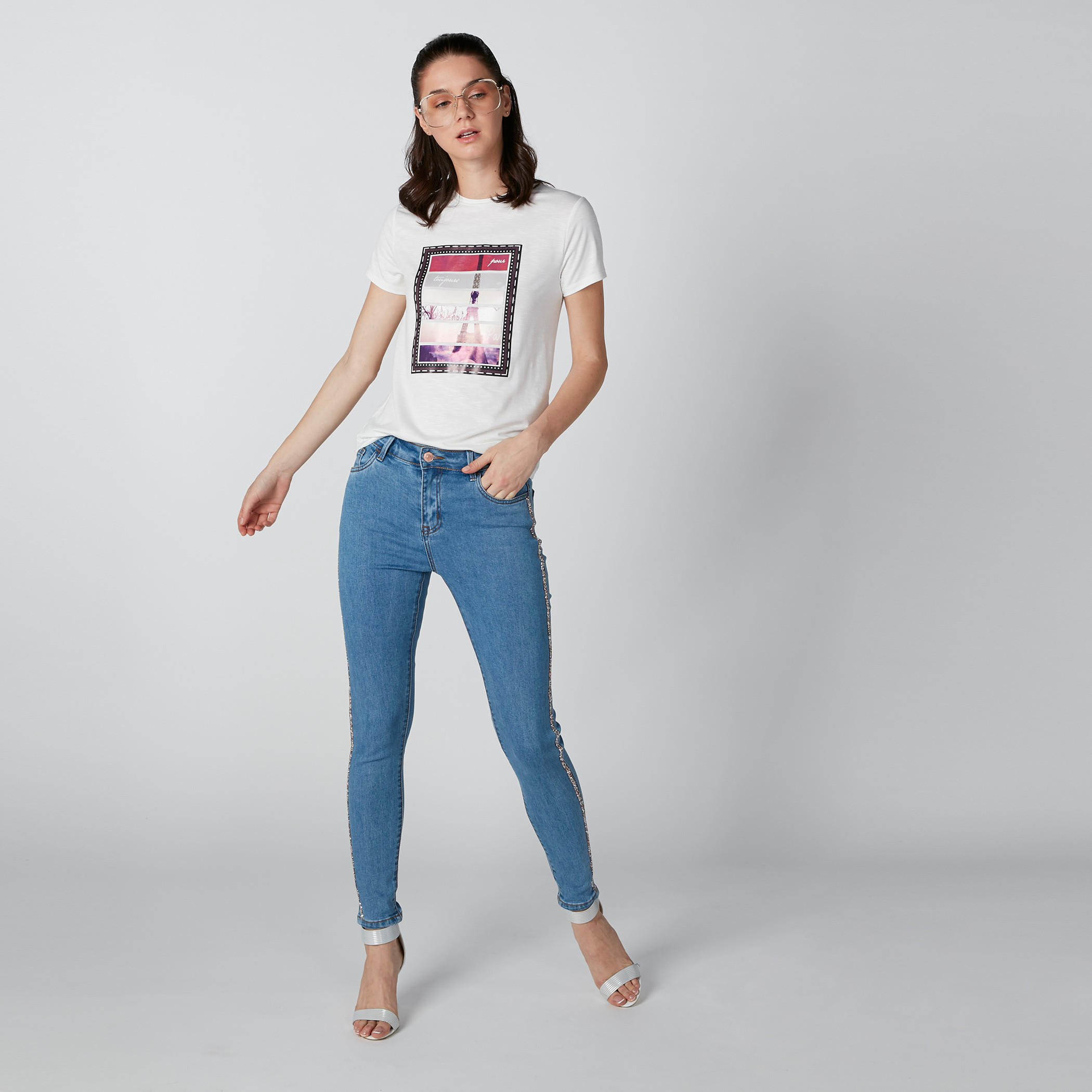 بنطال جينز طويل بقصّة عاديّة وخصر متوسط الارتفاع وتفاصيل جليتر-women-clothing-bottoms-jeans-image-5