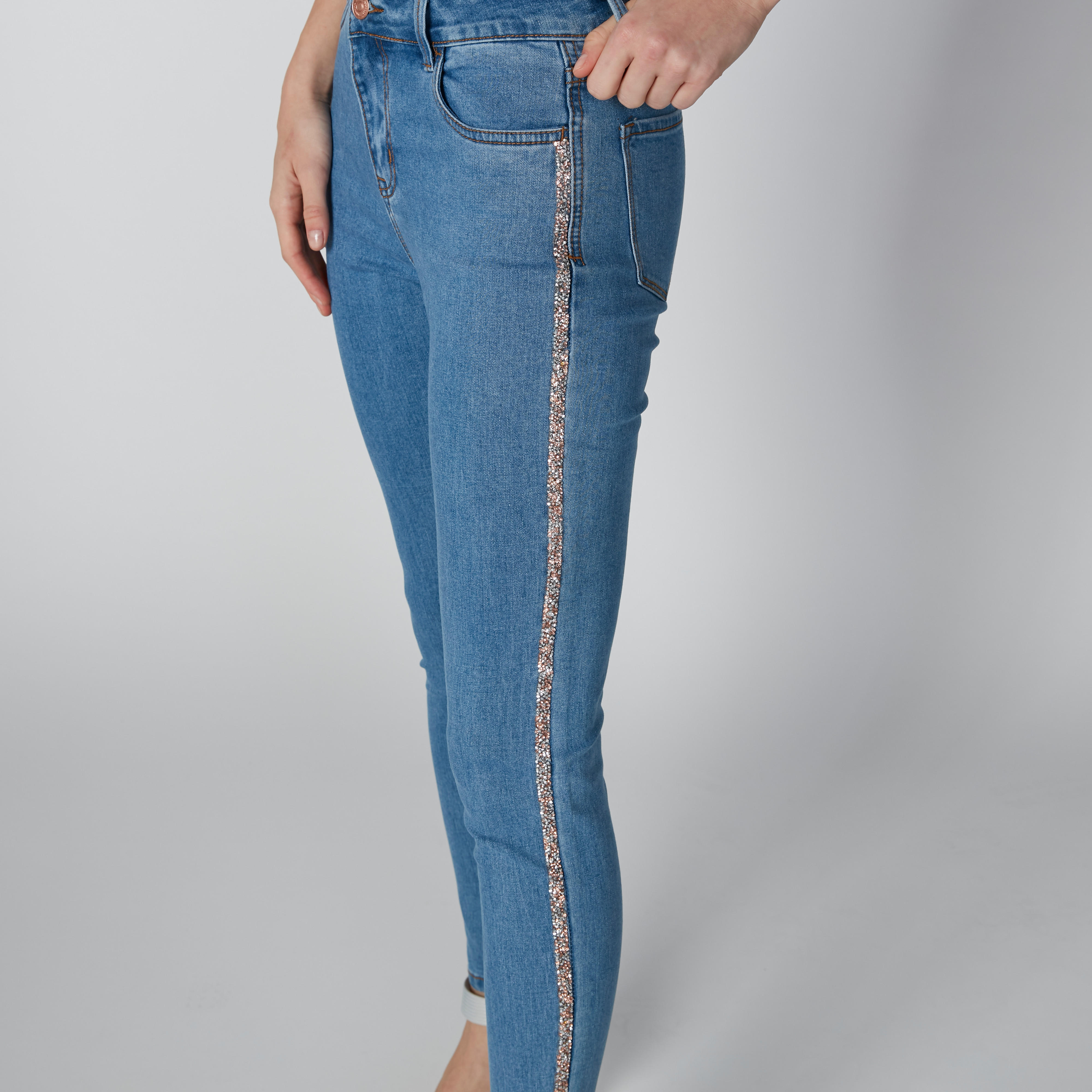 بنطال جينز طويل بقصّة عاديّة وخصر متوسط الارتفاع وتفاصيل جليتر-women-clothing-bottoms-jeans-image-6