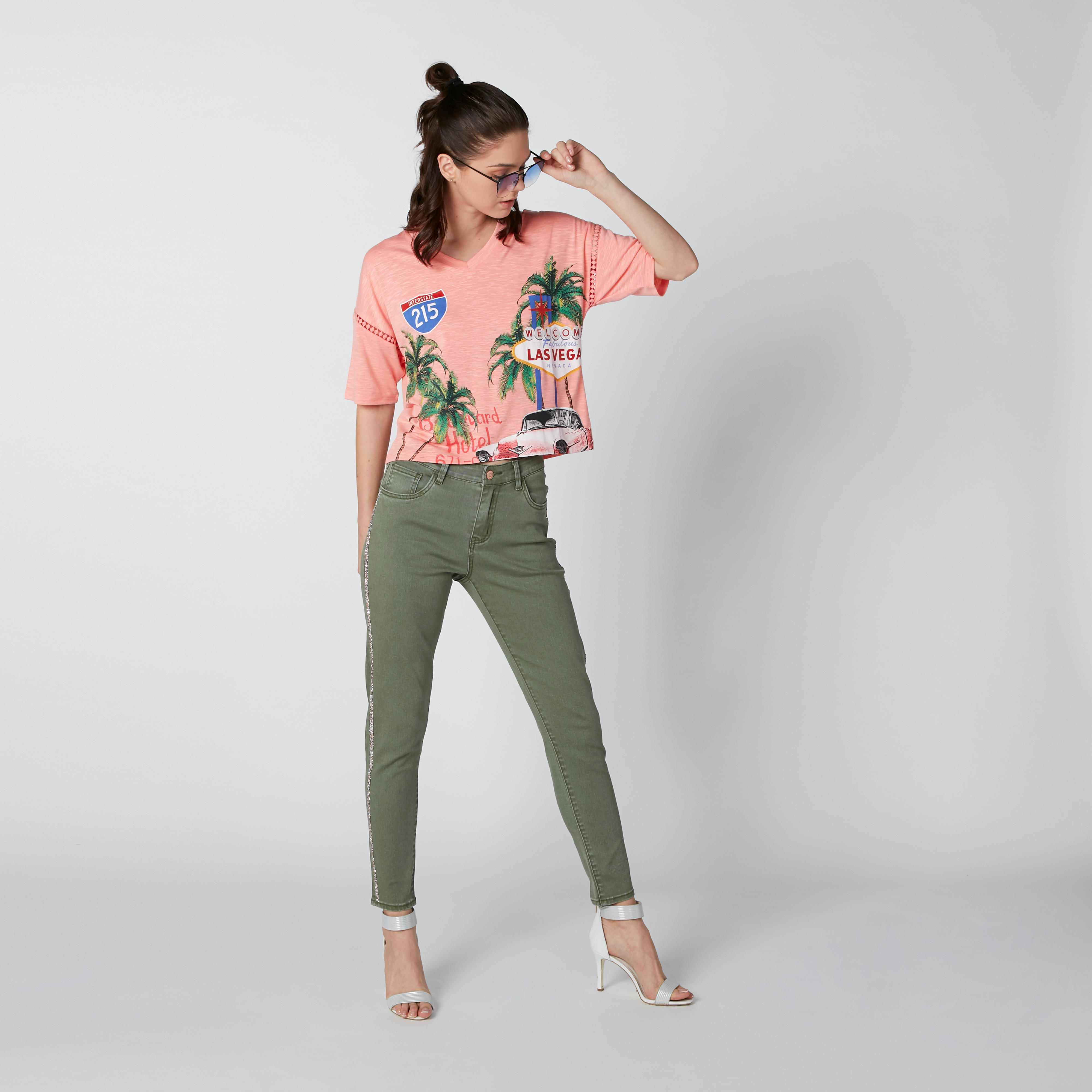 بنطال جينز طويل بقصّة عاديّة وخصر متوسط الارتفاع وتفاصيل جليتر-women-clothing-bottoms-jeans-image-7