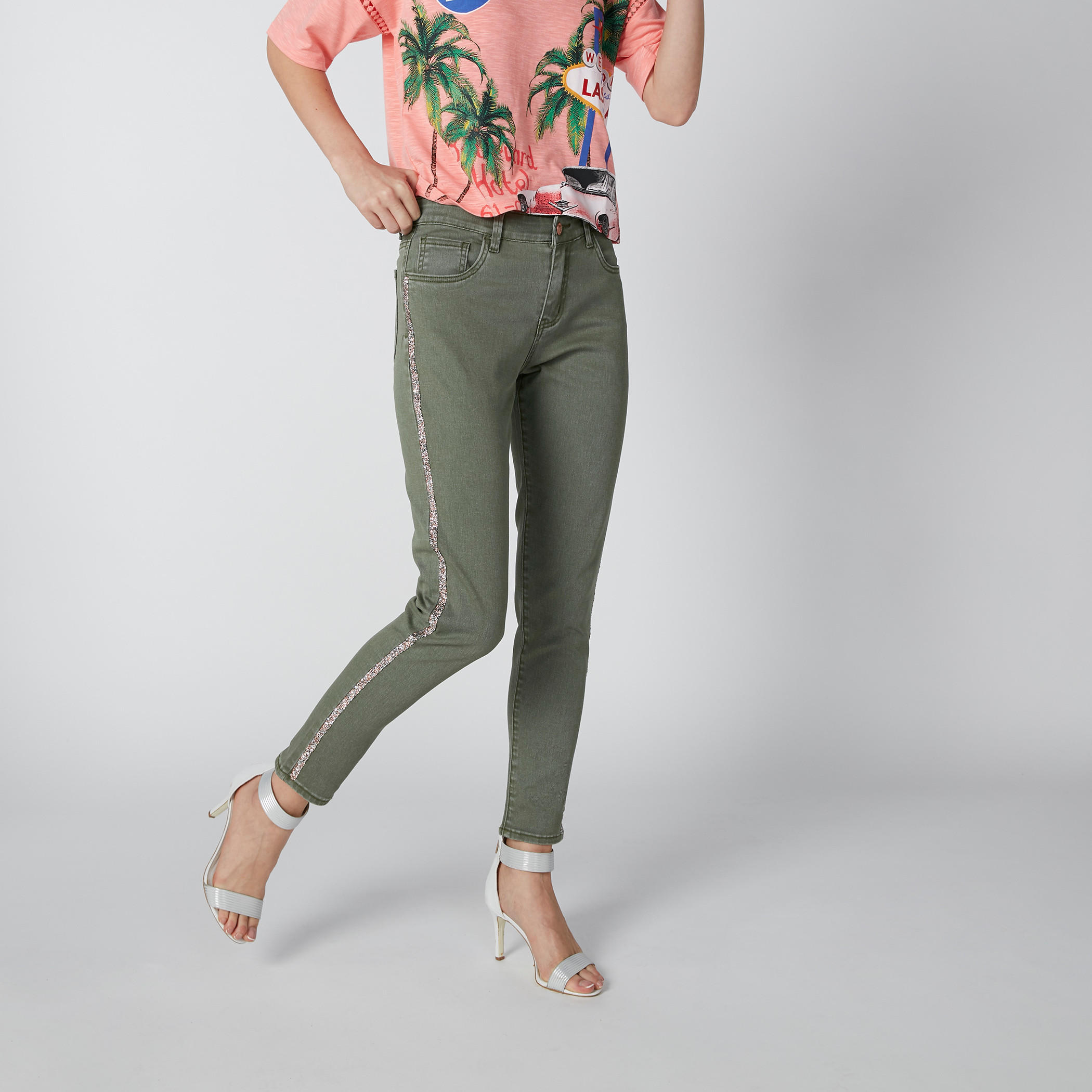 بنطال جينز طويل بقصّة عاديّة وخصر متوسط الارتفاع وتفاصيل جليتر-women-clothing-bottoms-jeans-image-8