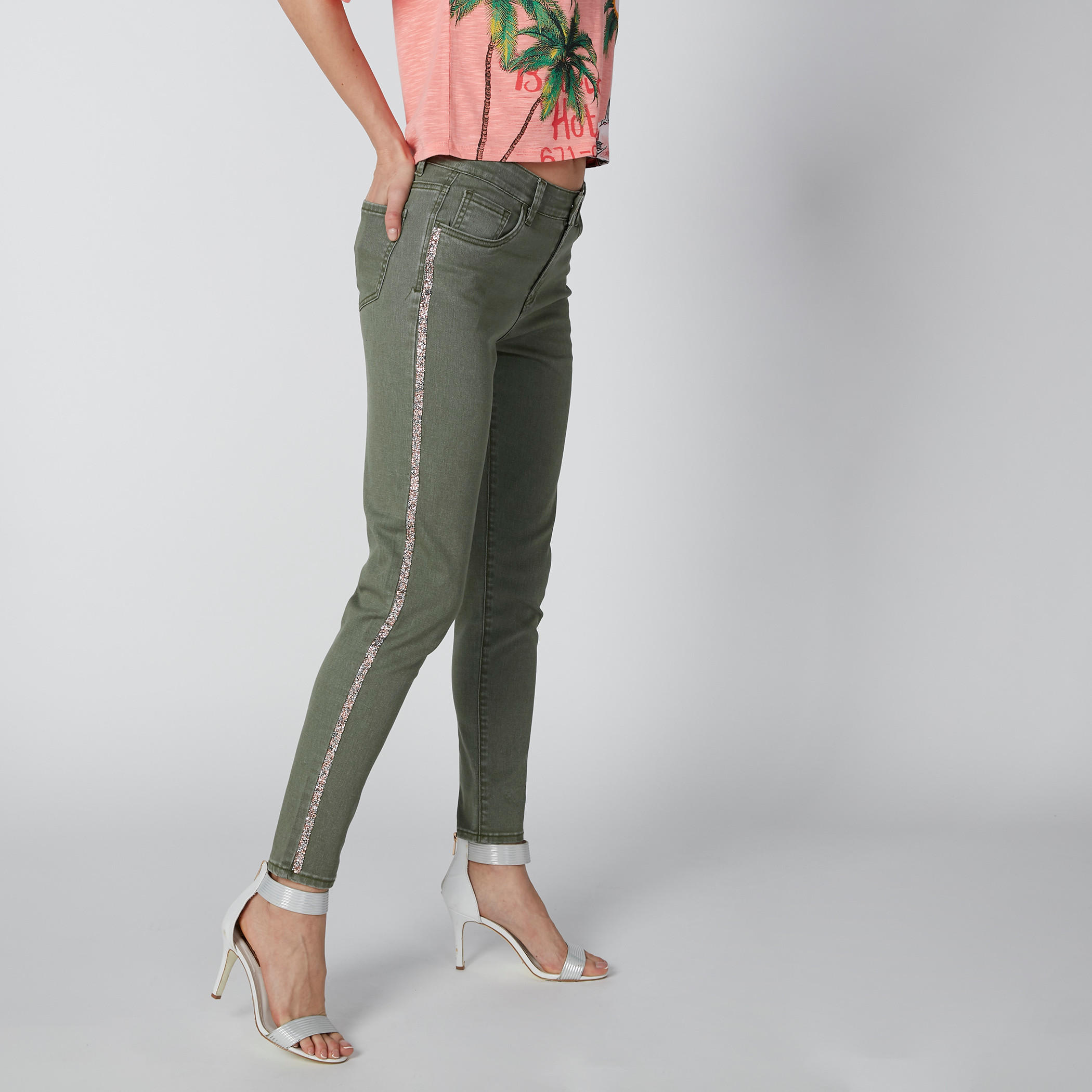 بنطال جينز طويل بقصّة عاديّة وخصر متوسط الارتفاع وتفاصيل جليتر-women-clothing-bottoms-jeans-image-9