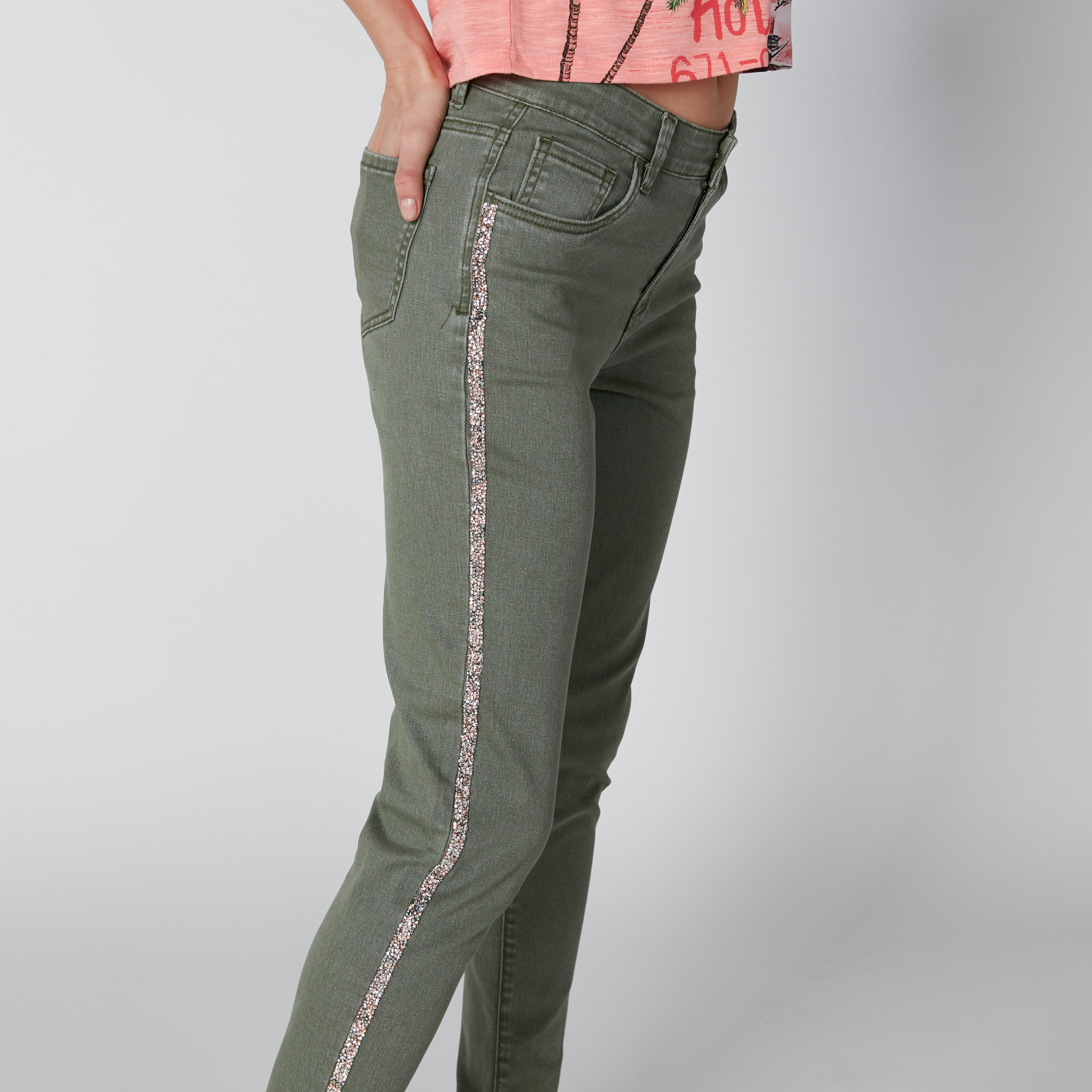 بنطال جينز طويل بقصّة عاديّة وخصر متوسط الارتفاع وتفاصيل جليتر-women-clothing-bottoms-jeans-image-10