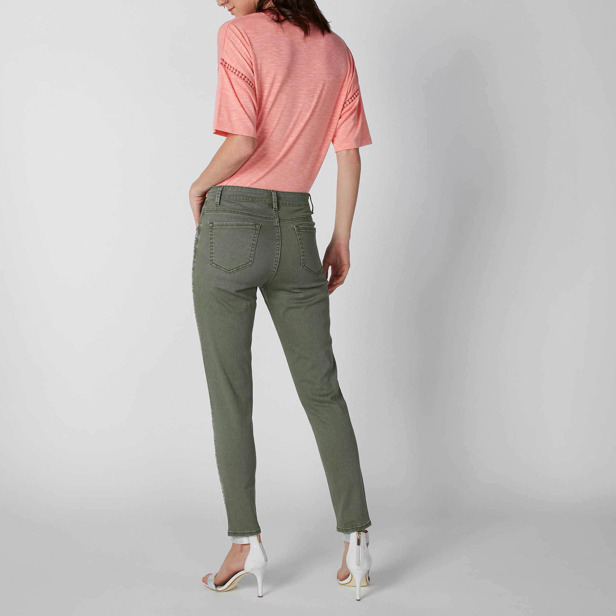 بنطال جينز طويل بقصّة عاديّة وخصر متوسط الارتفاع وتفاصيل جليتر-women-clothing-bottoms-jeans-image-11
