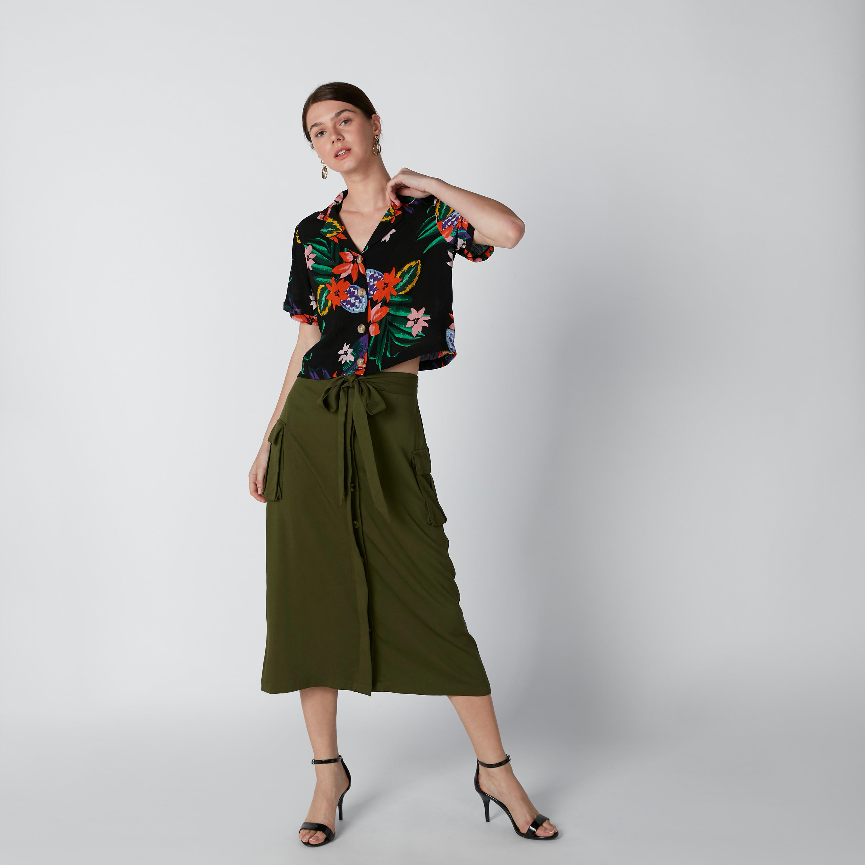 قميص قصير بطبعات زهرية وأكمام قصيرة وأزرار-women-clothing-shirtsandblouses-blouses-image-1