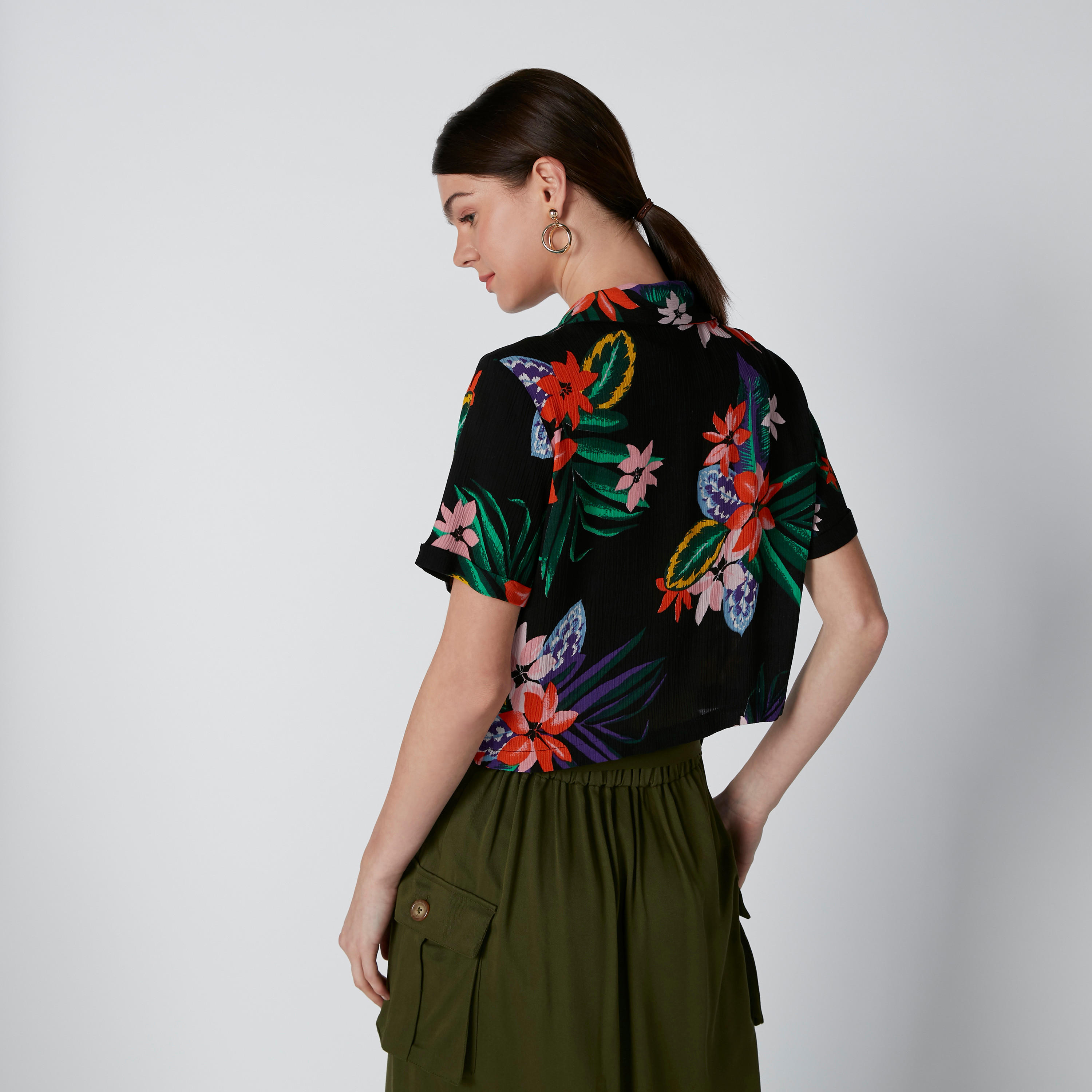 قميص قصير بطبعات زهرية وأكمام قصيرة وأزرار-women-clothing-shirtsandblouses-blouses-image-2