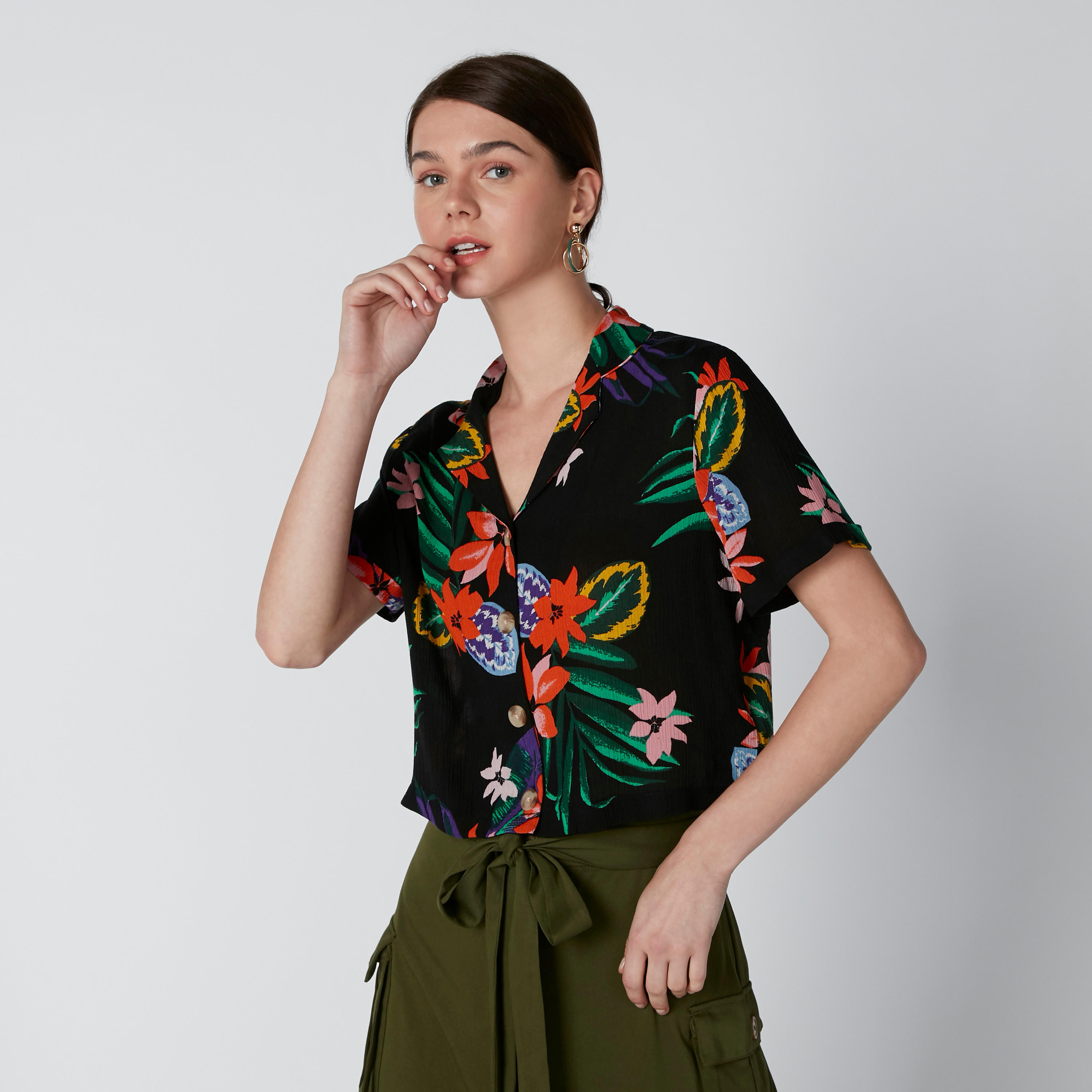 قميص قصير بطبعات زهرية وأكمام قصيرة وأزرار-women-clothing-shirtsandblouses-blouses-image-3