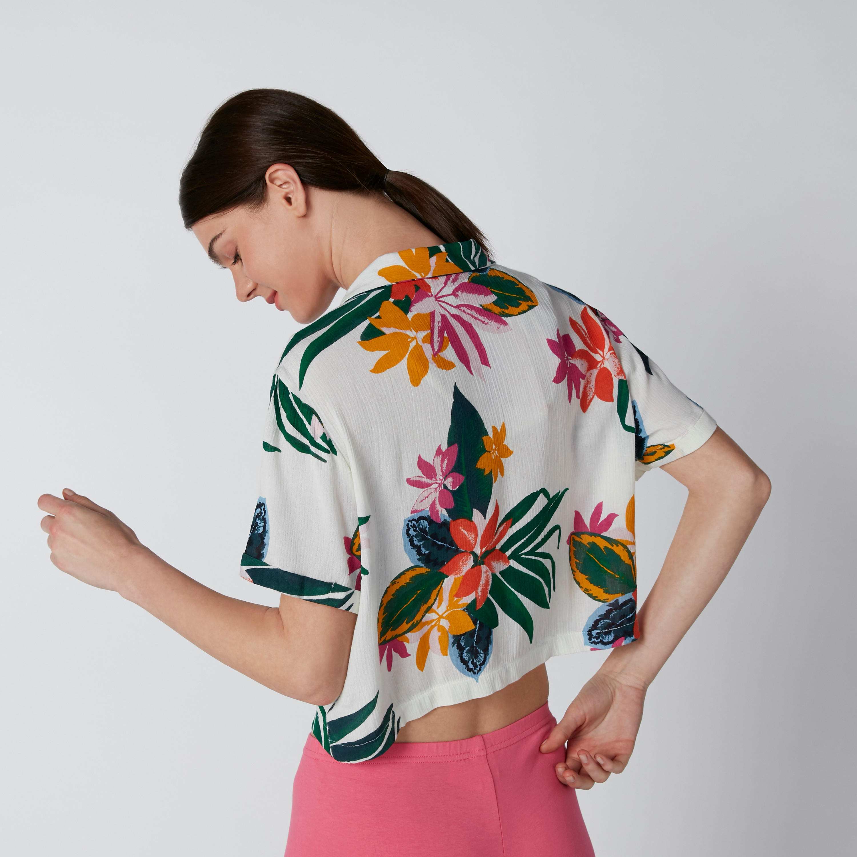 قميص قصير بطبعات زهرية وأكمام قصيرة وأزرار-women-clothing-shirtsandblouses-blouses-image-6