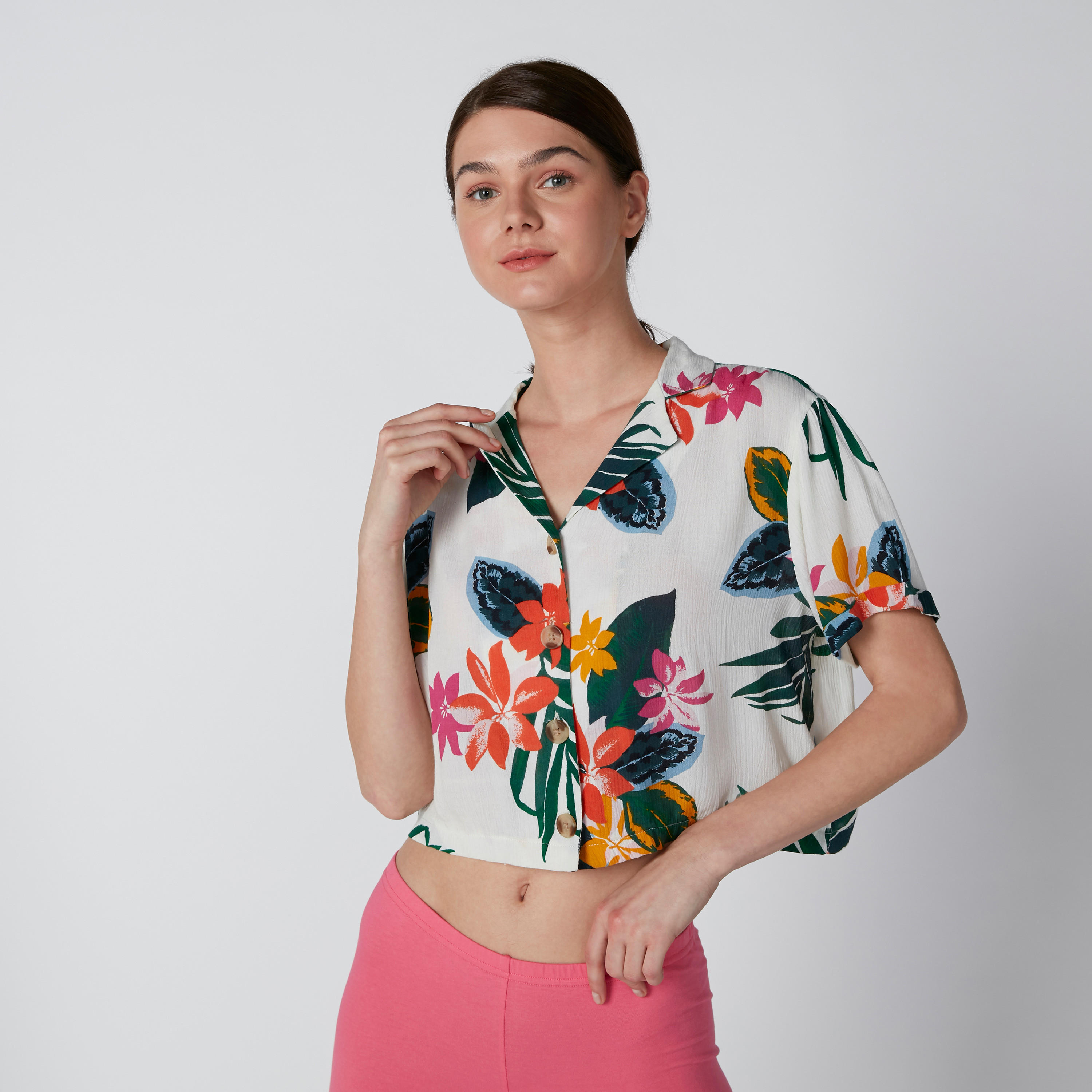قميص قصير بطبعات زهرية وأكمام قصيرة وأزرار-women-clothing-shirtsandblouses-blouses-image-8
