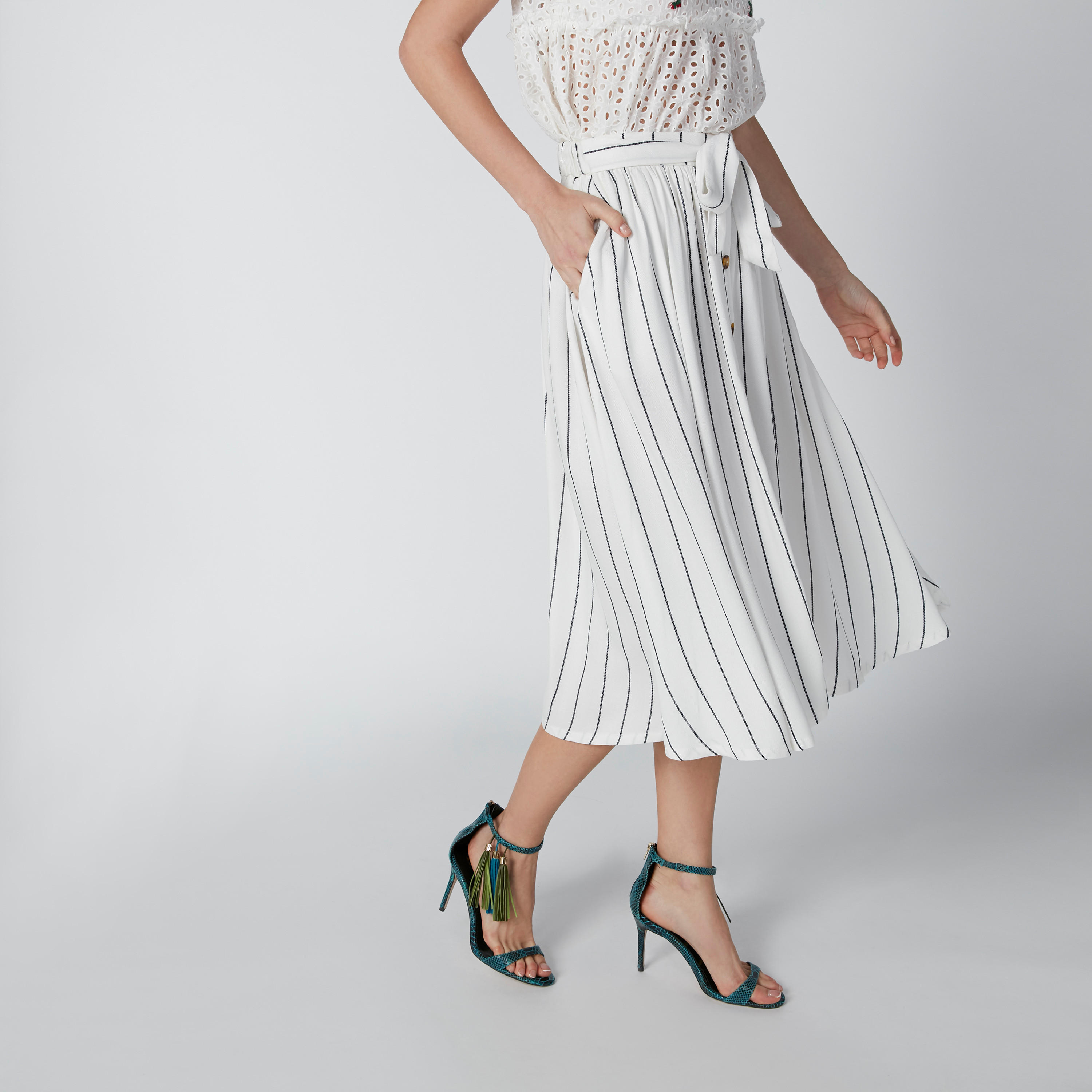 تنورة مقلّمة إيه لاين طويلة بأربطة وأزرار-women-clothing-bottoms-skirts-image-4