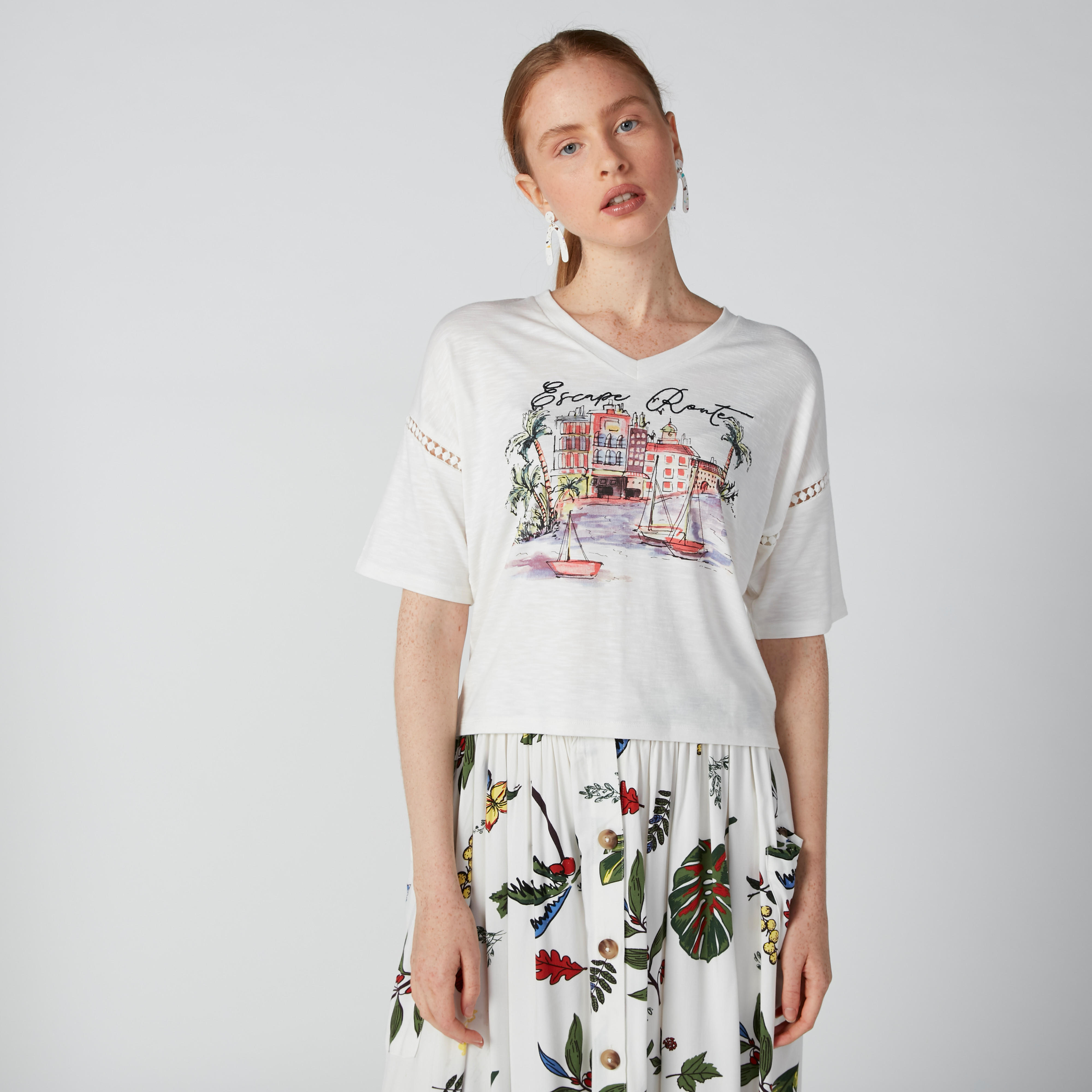 بلوزة قصيرة بياقة V وأكمام متصلة وطبعات-women-clothing-tshirts-image-1