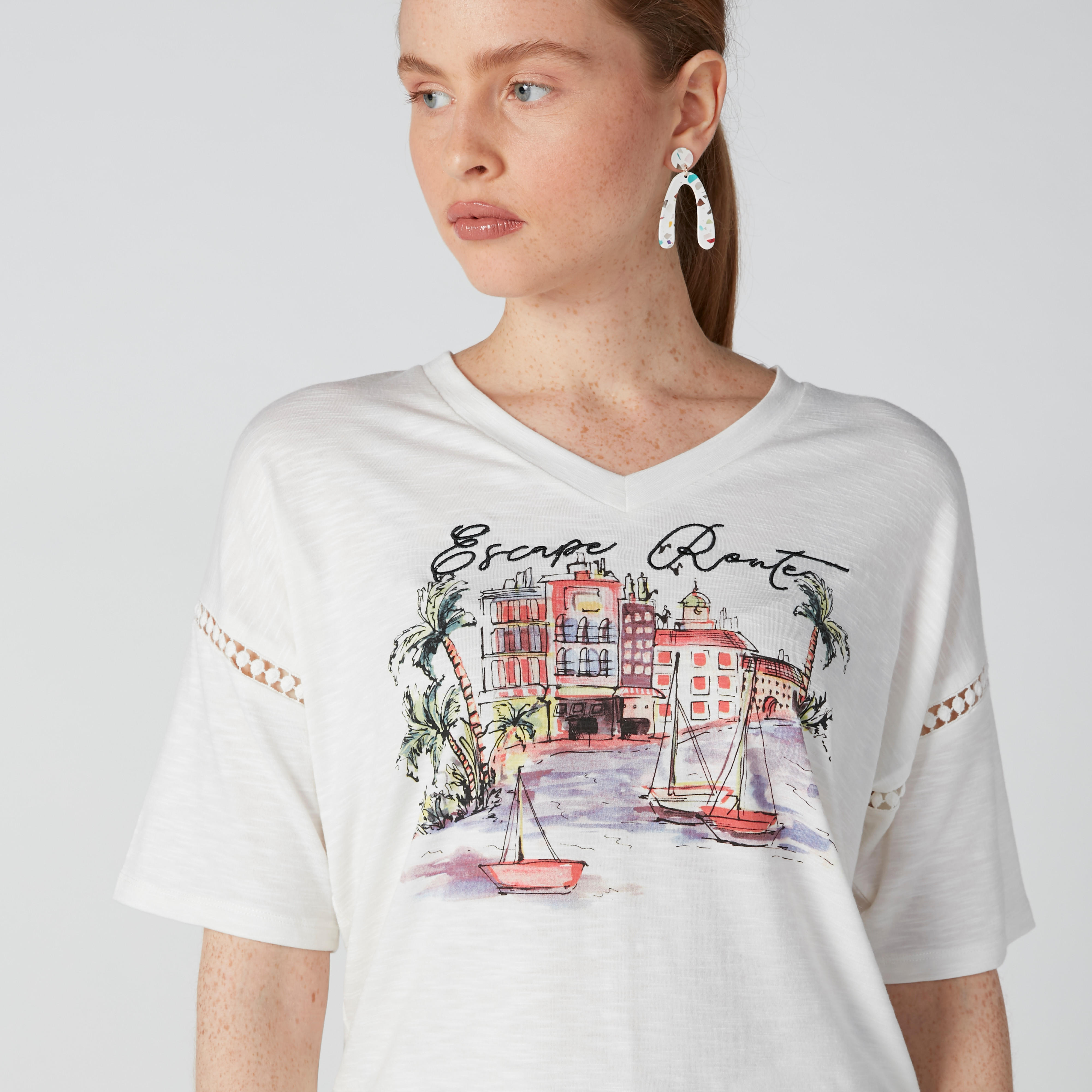 بلوزة قصيرة بياقة V وأكمام متصلة وطبعات-women-clothing-tshirts-image-3