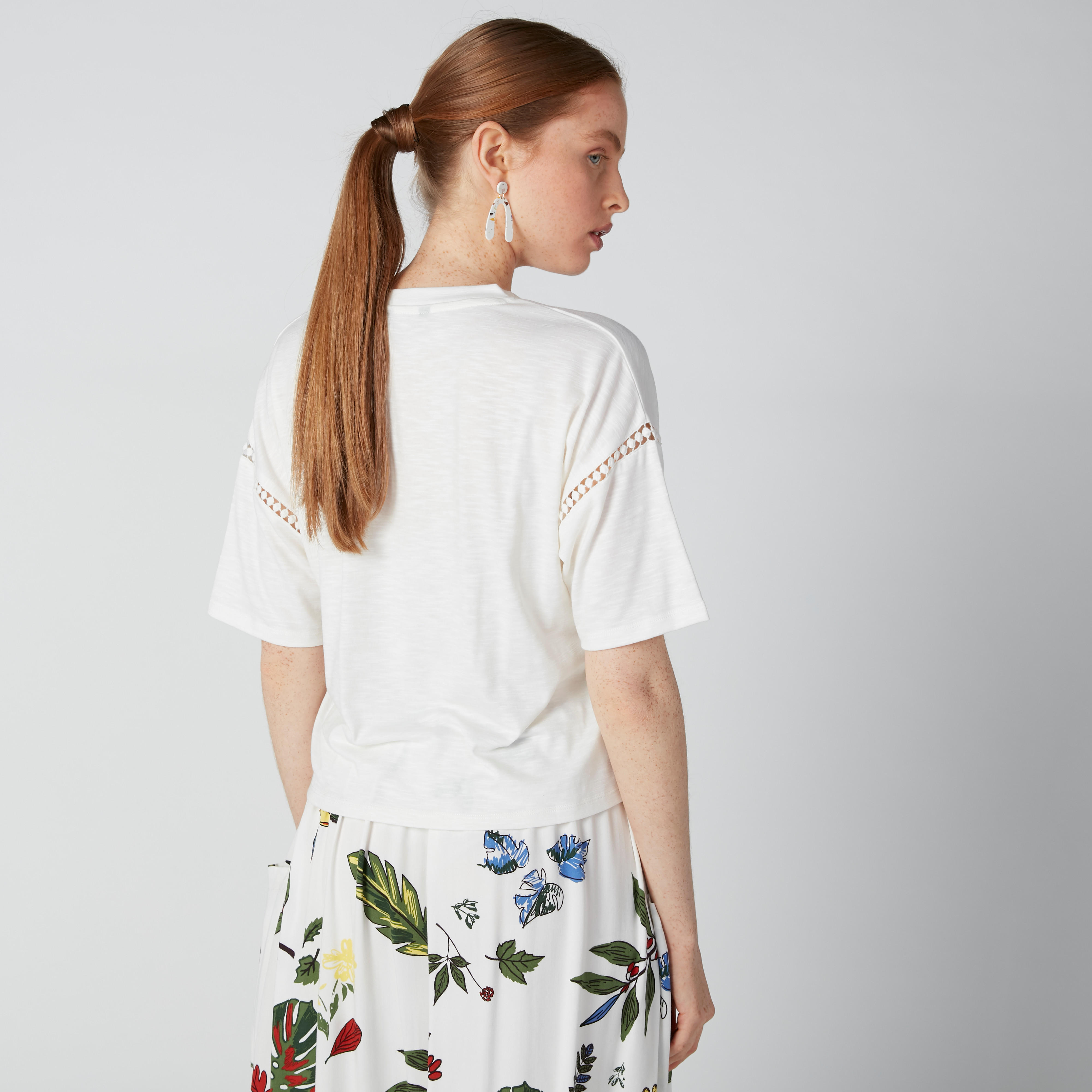بلوزة قصيرة بياقة V وأكمام متصلة وطبعات-women-clothing-tshirts-image-4