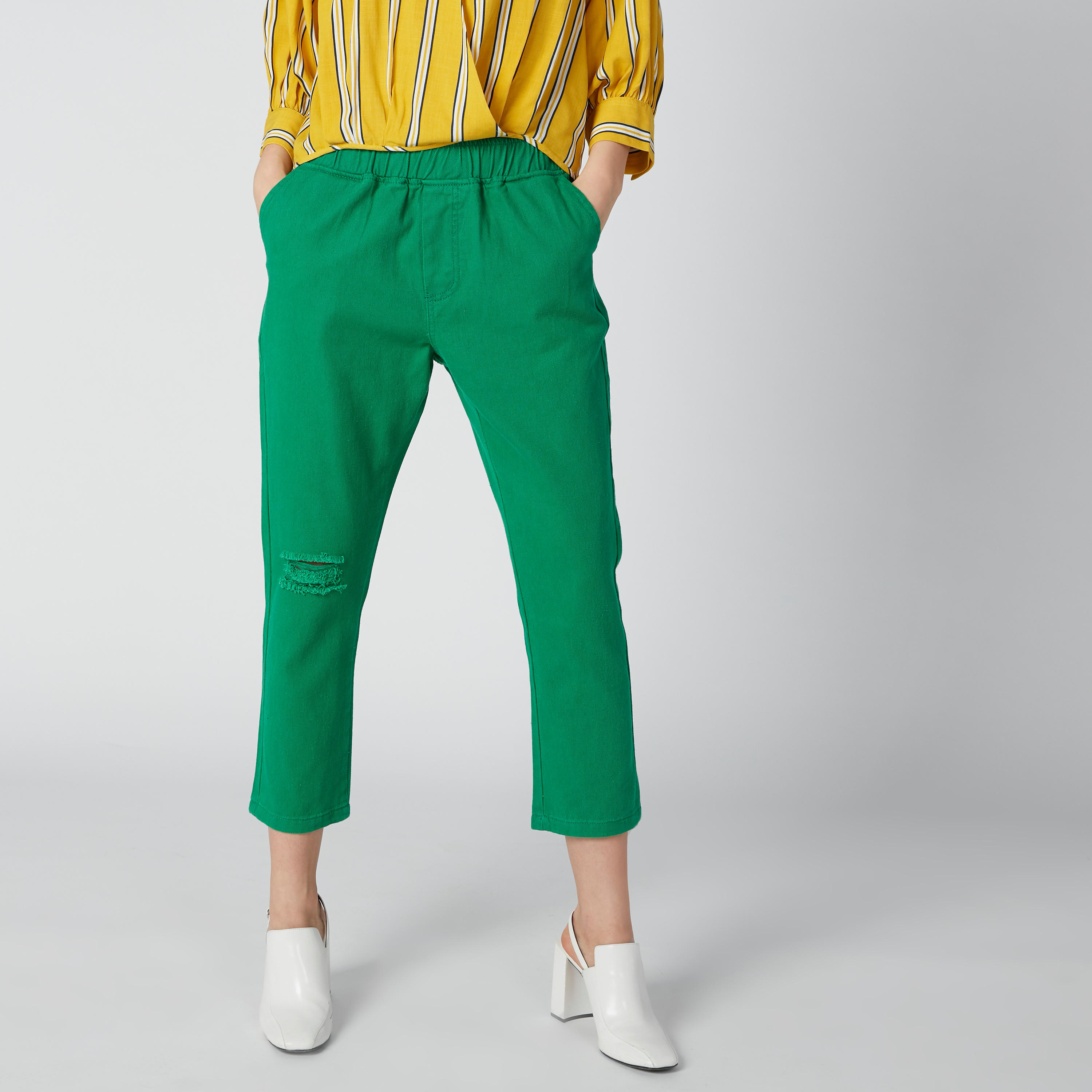 بنطال قصير بتصميم ممزّق وخصر مرتفع وجيوب-women-clothing-bottoms-jeans-image-1