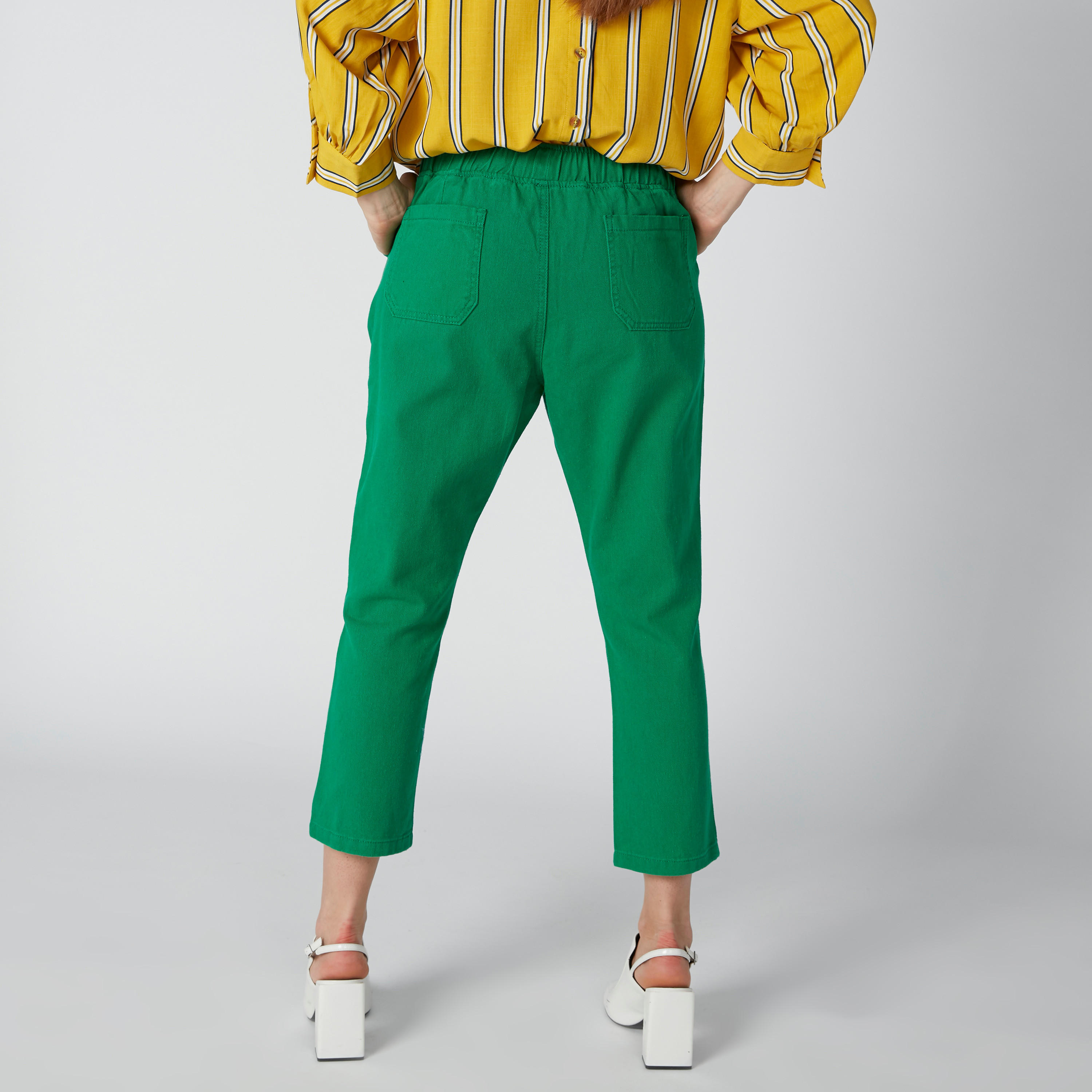 بنطال قصير بتصميم ممزّق وخصر مرتفع وجيوب-women-clothing-bottoms-jeans-image-2