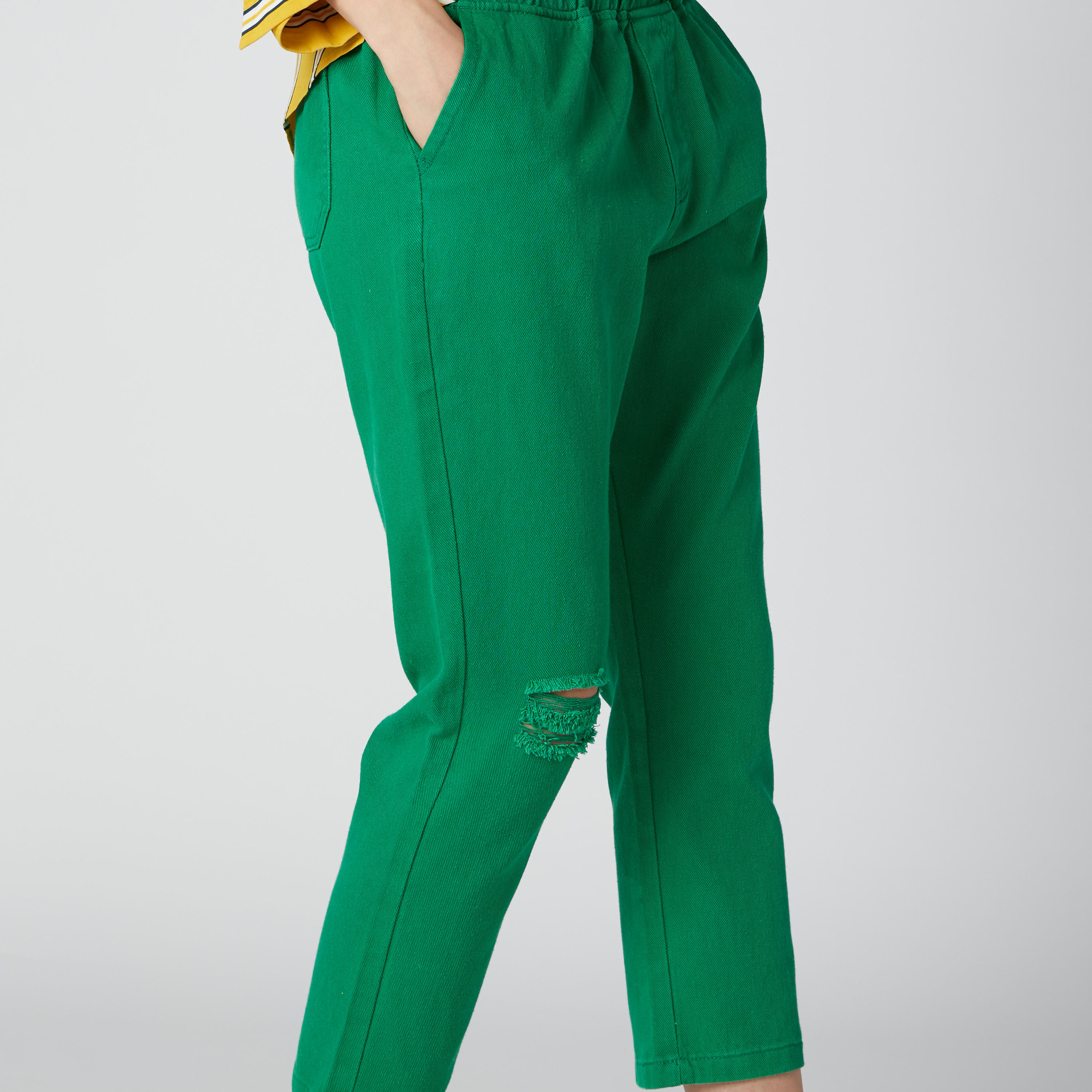 بنطال قصير بتصميم ممزّق وخصر مرتفع وجيوب-women-clothing-bottoms-jeans-image-3