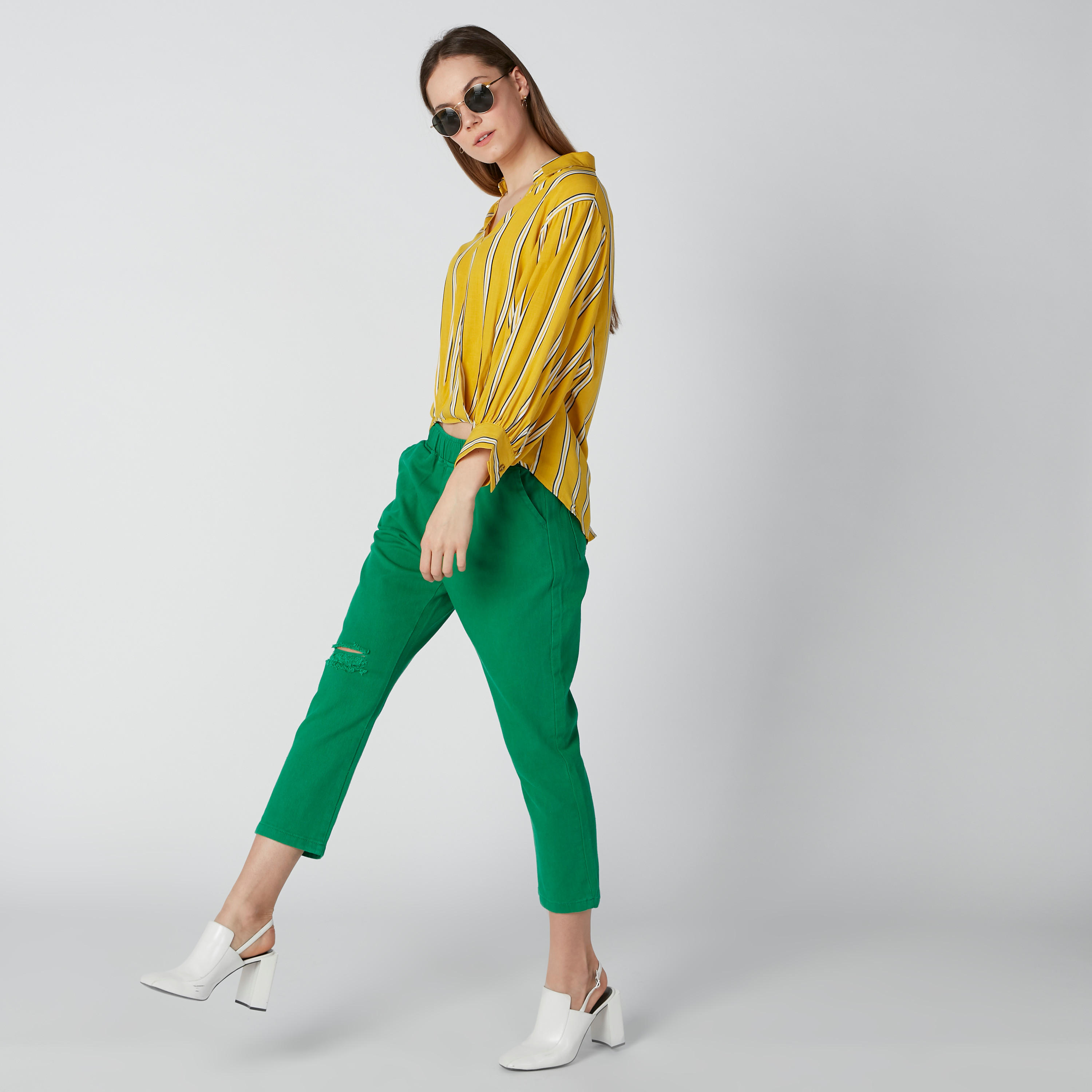 بنطال قصير بتصميم ممزّق وخصر مرتفع وجيوب-women-clothing-bottoms-jeans-image-4