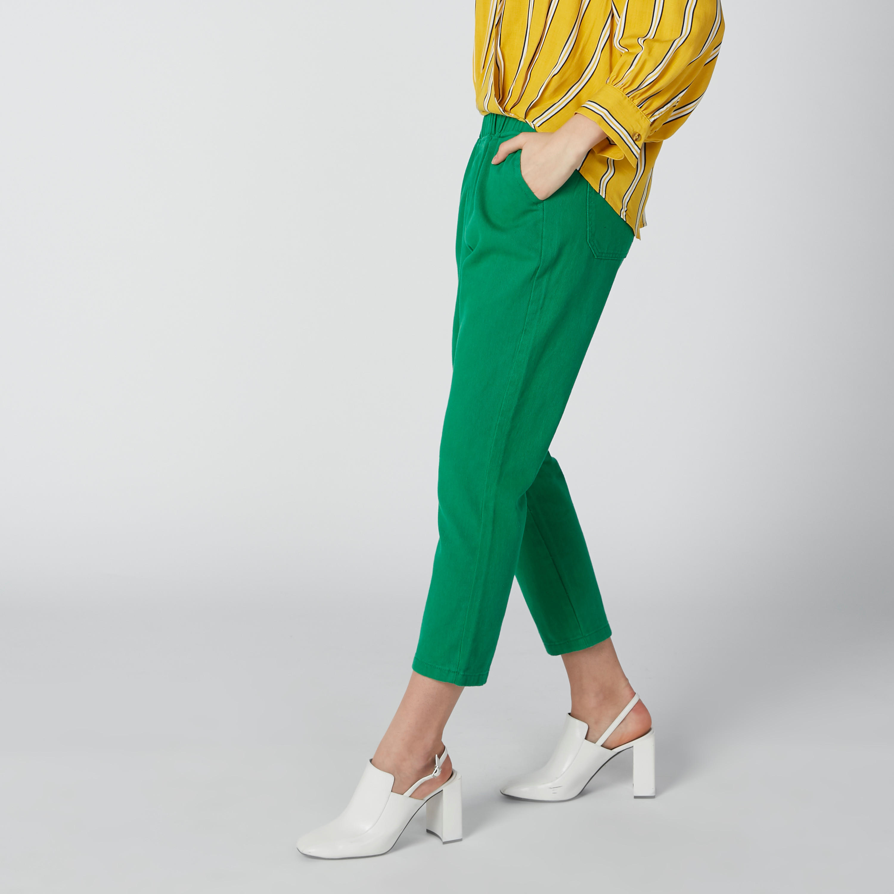 بنطال قصير بتصميم ممزّق وخصر مرتفع وجيوب-women-clothing-bottoms-jeans-image-5