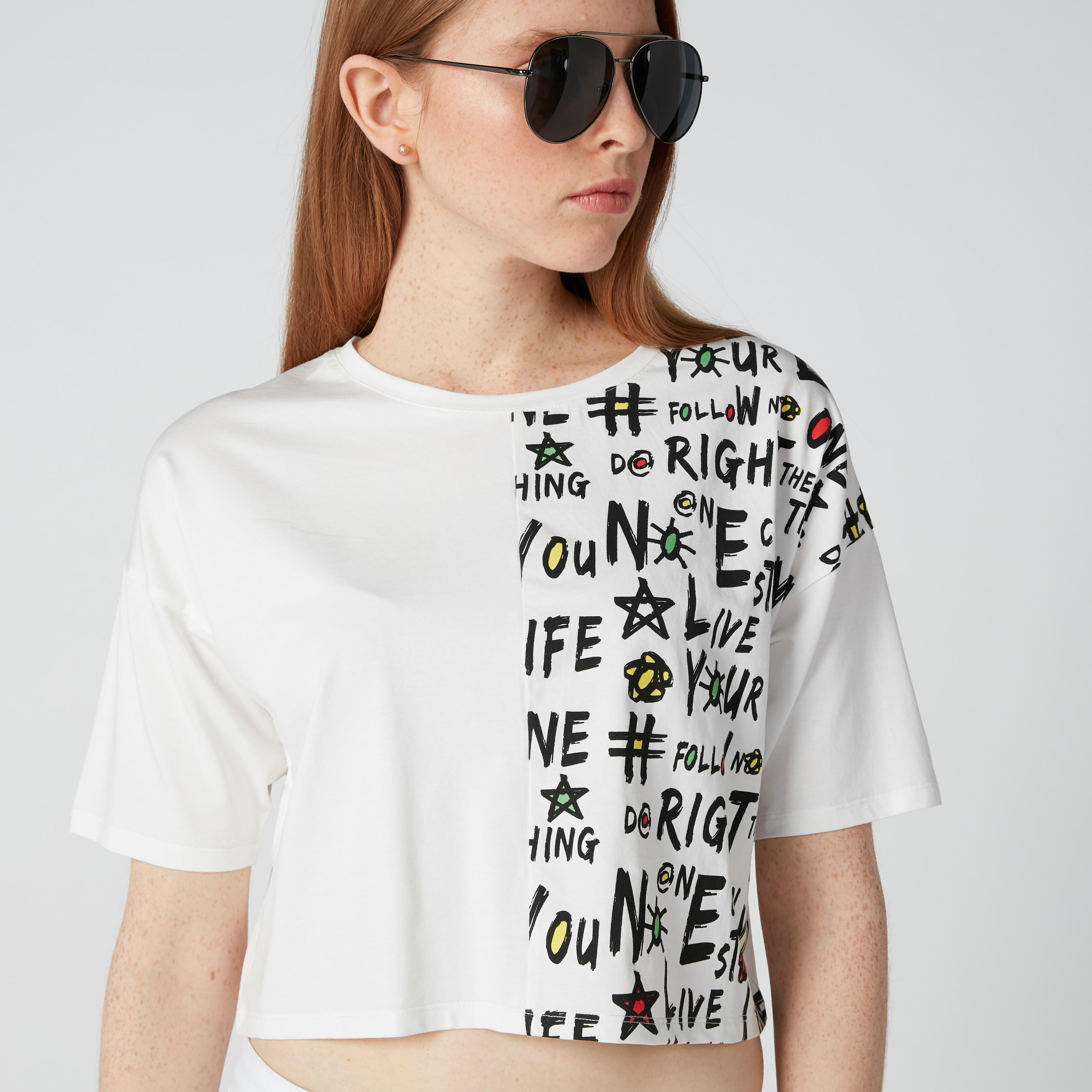 بلوزة قصيرة بأكمام قصيرة وتصماميم مغايرة وطبعات-women-clothing-tshirts-image-5