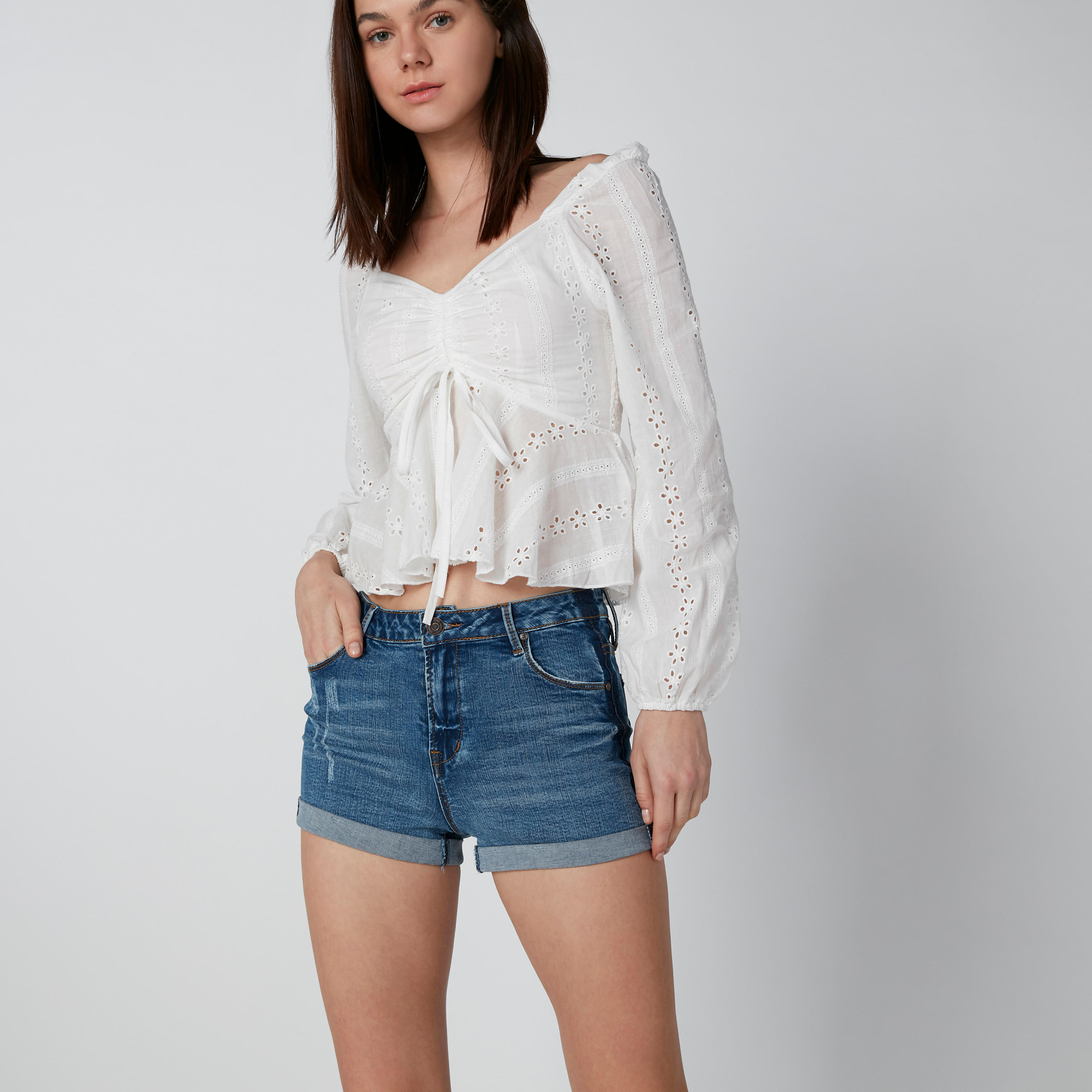 شورت مظلّع بخصر متوسط الارتفاع وجيوب وحلقات للحزام-women-clothing-bottoms-shorts-image-3