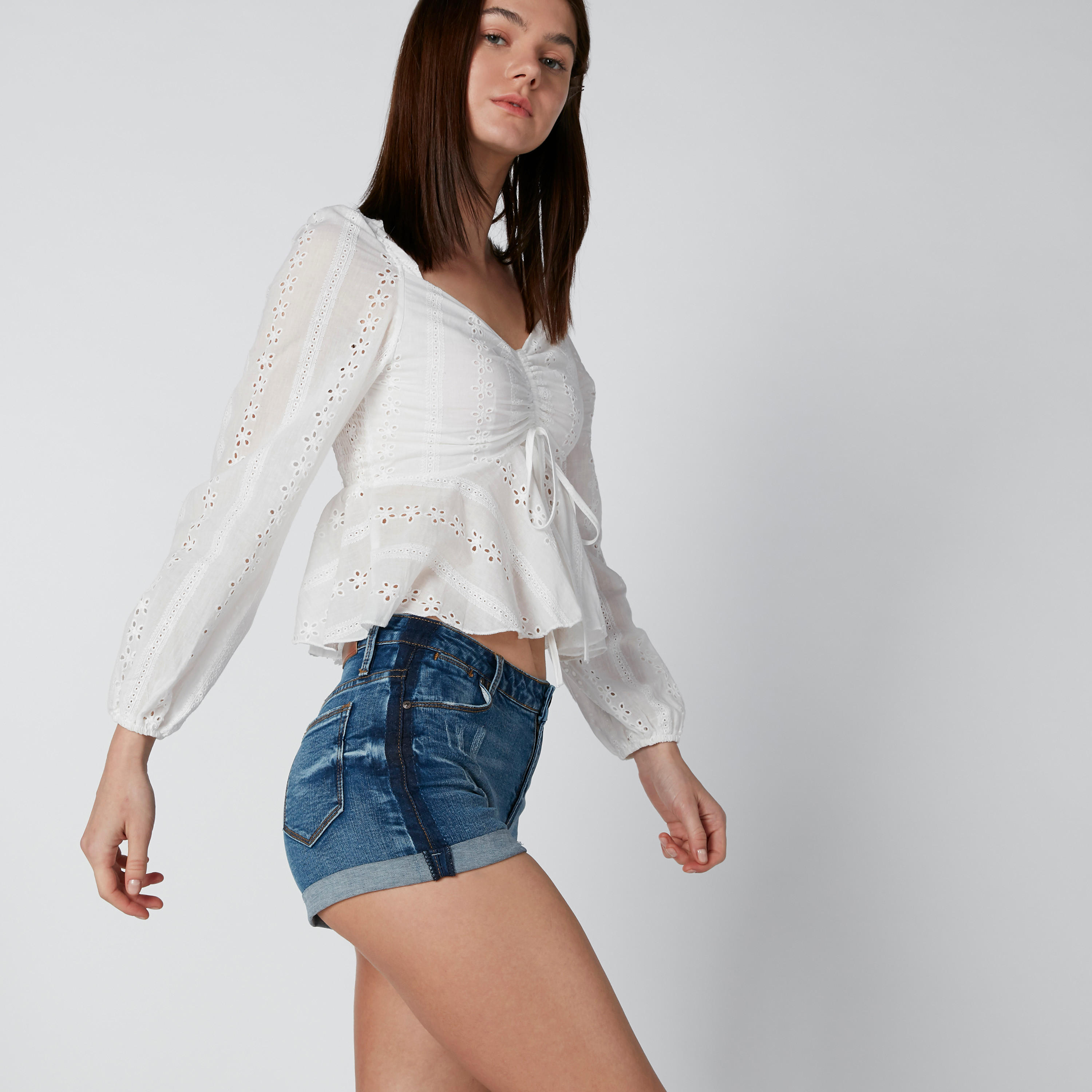 شورت مظلّع بخصر متوسط الارتفاع وجيوب وحلقات للحزام-women-clothing-bottoms-shorts-image-4