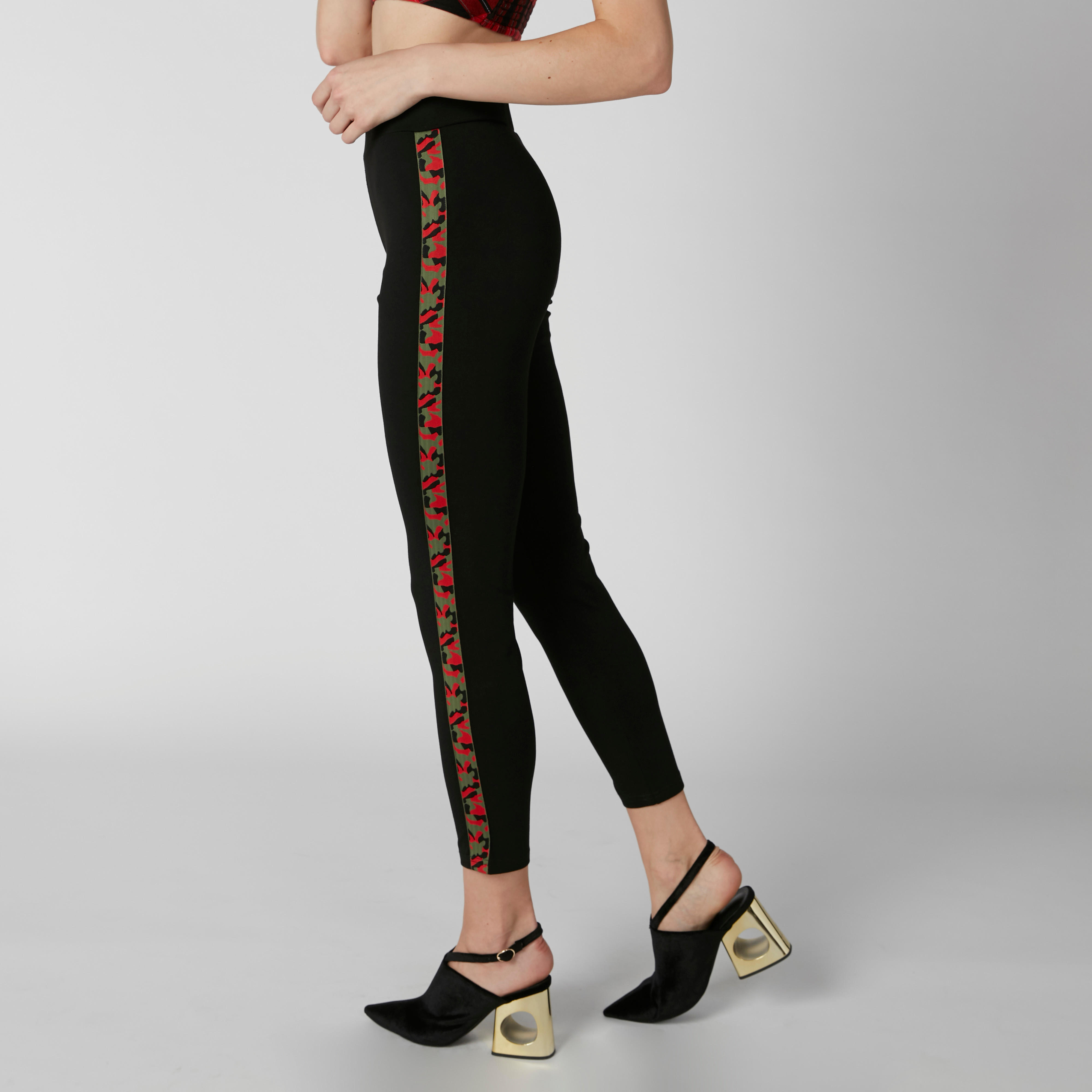 بنطال ليقنز بقصّة واسعة وخصر مرتفع وشريطة جانبية وطبعات-women-clothing-bottoms-leggings-image-3