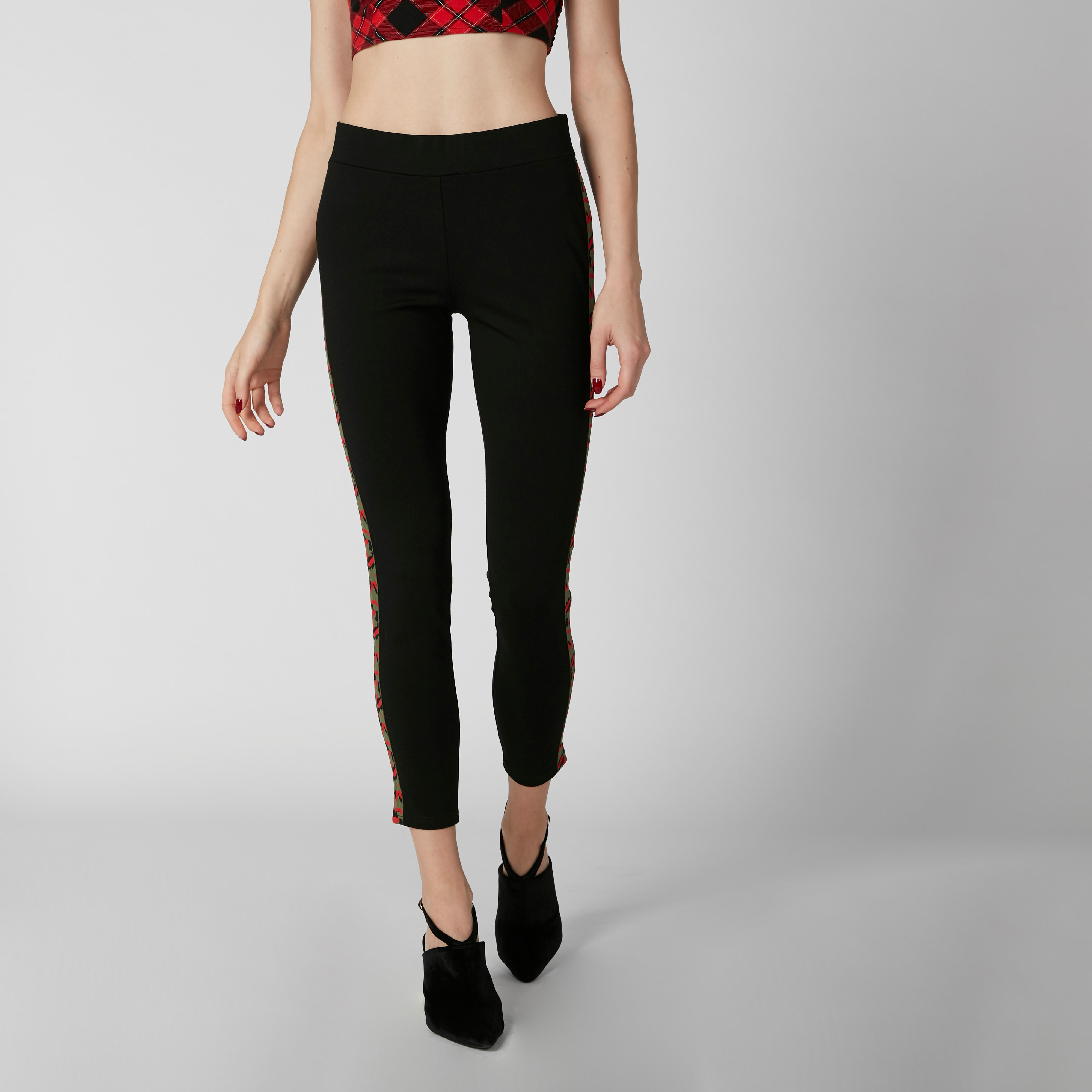 بنطال ليقنز بقصّة واسعة وخصر مرتفع وشريطة جانبية وطبعات-women-clothing-bottoms-leggings-image-4