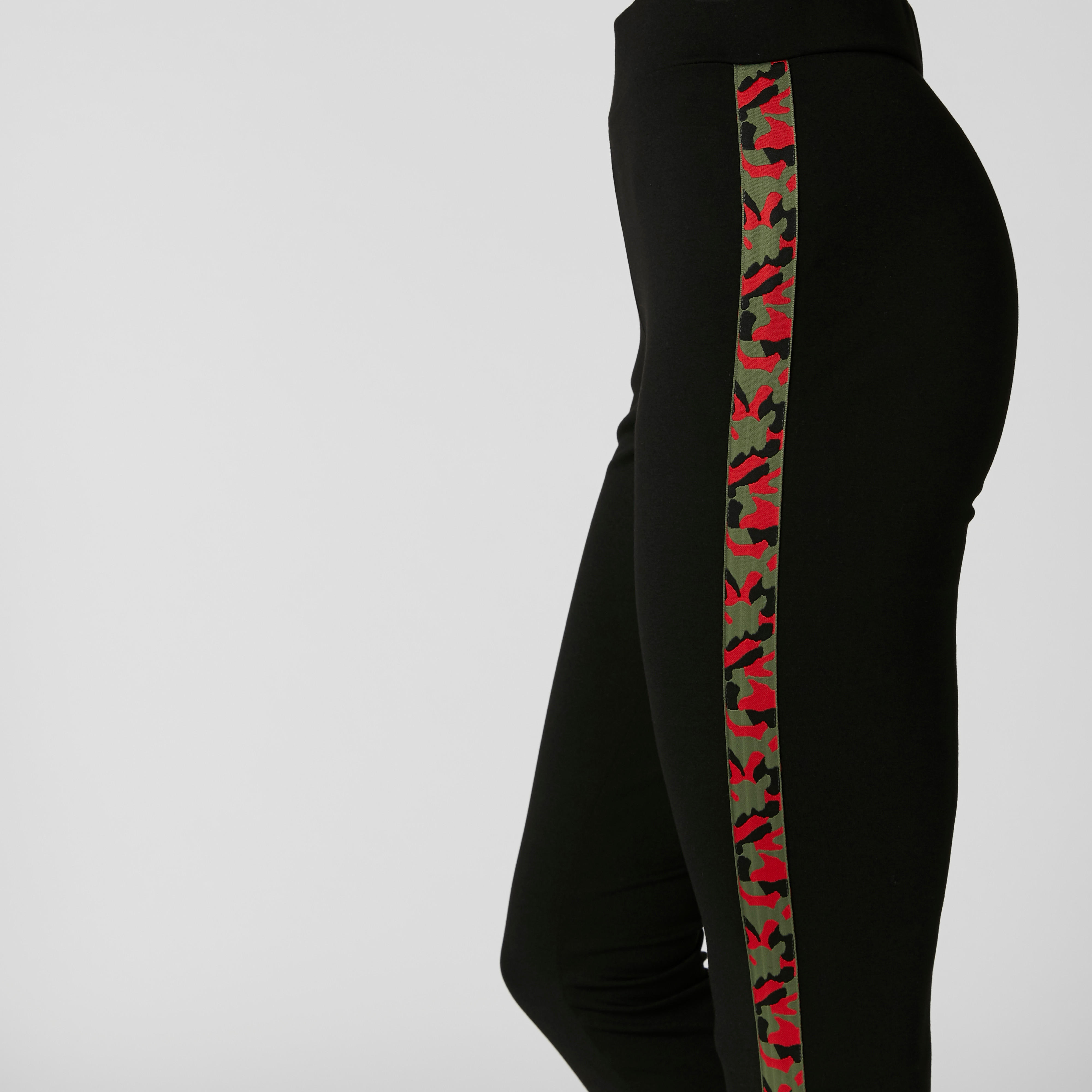 بنطال ليقنز بقصّة واسعة وخصر مرتفع وشريطة جانبية وطبعات-women-clothing-bottoms-leggings-image-5