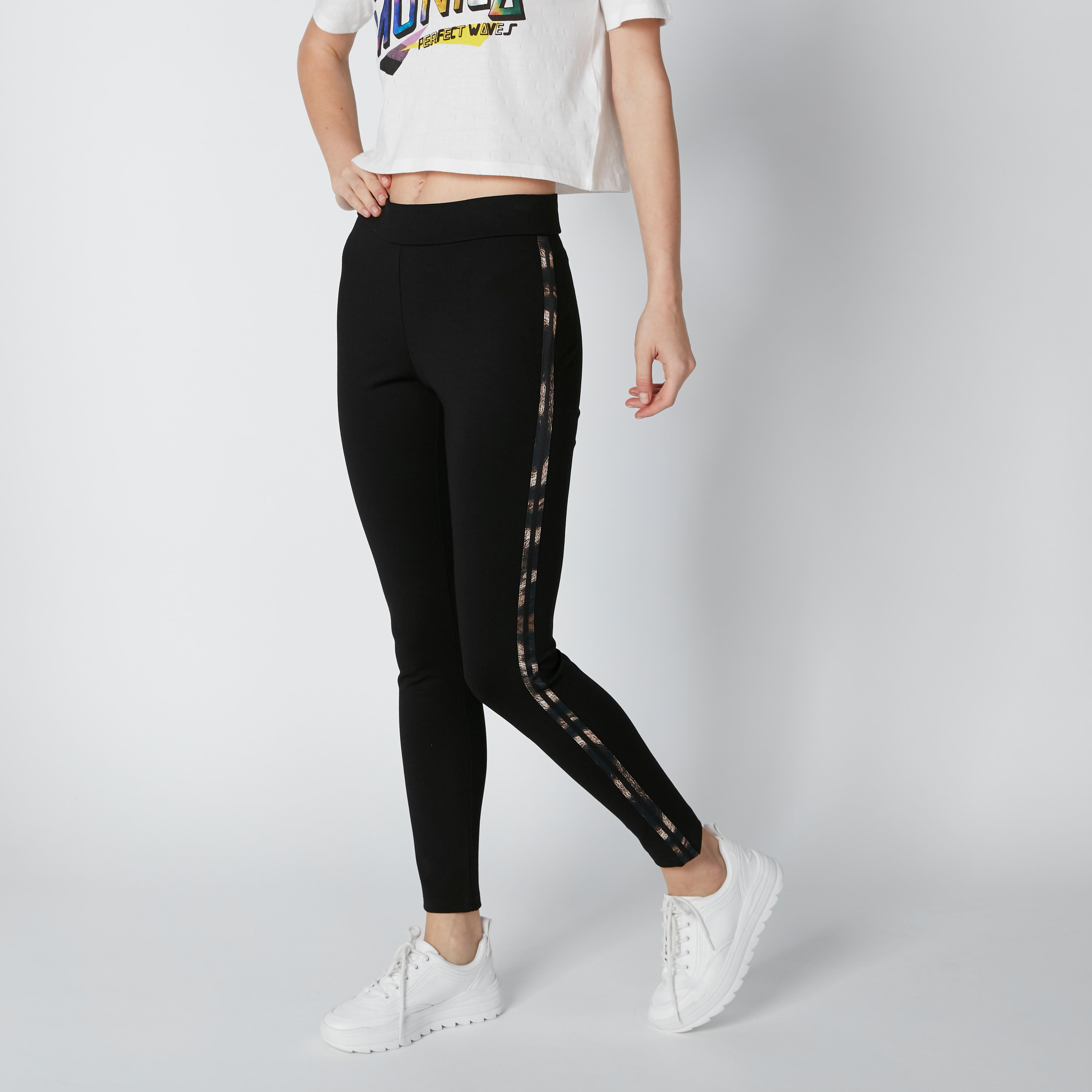 بنطال ليقنز بقصّة واسعة وشريطة-women-clothing-bottoms-leggings-image-4