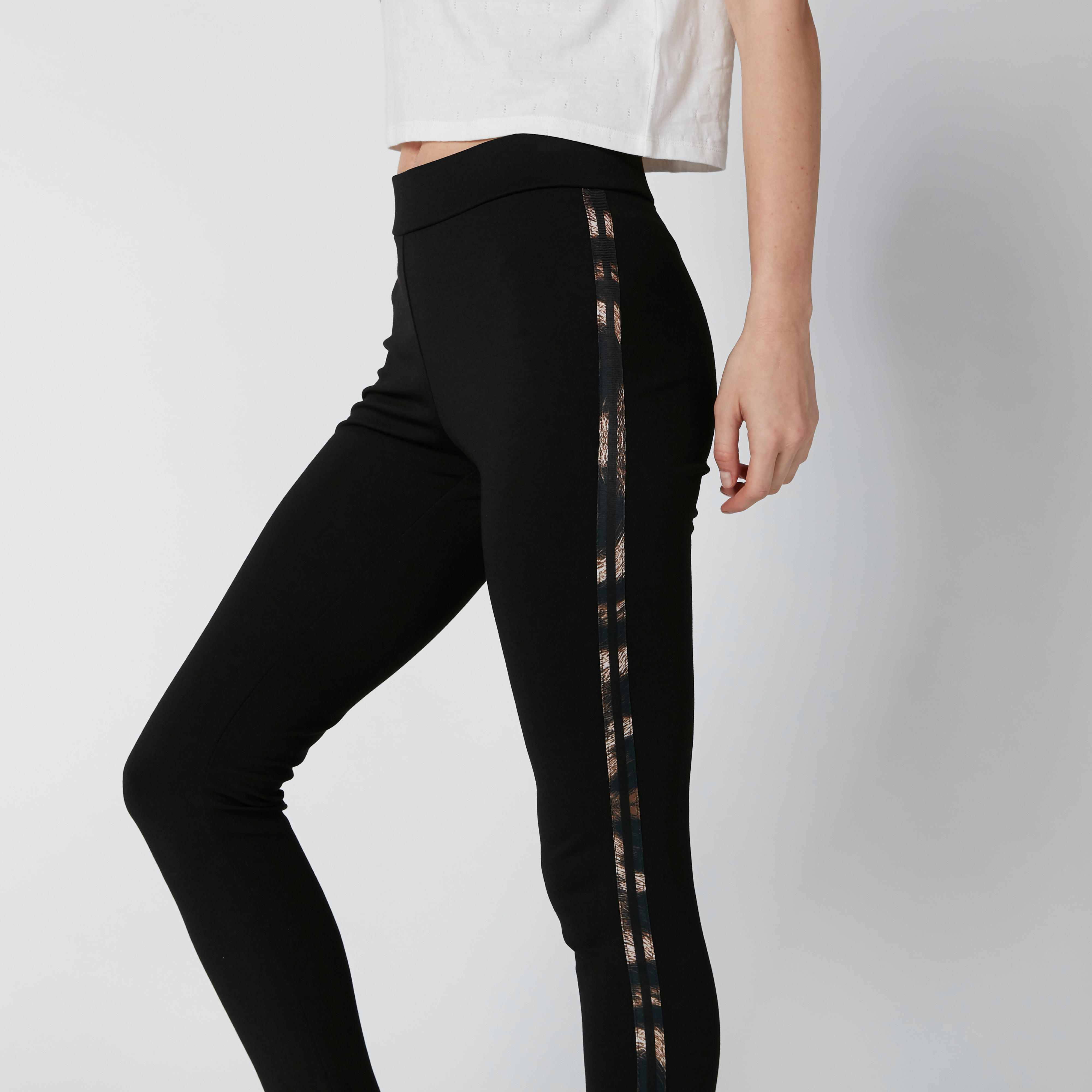 بنطال ليقنز بقصّة واسعة وشريطة-women-clothing-bottoms-leggings-image-5