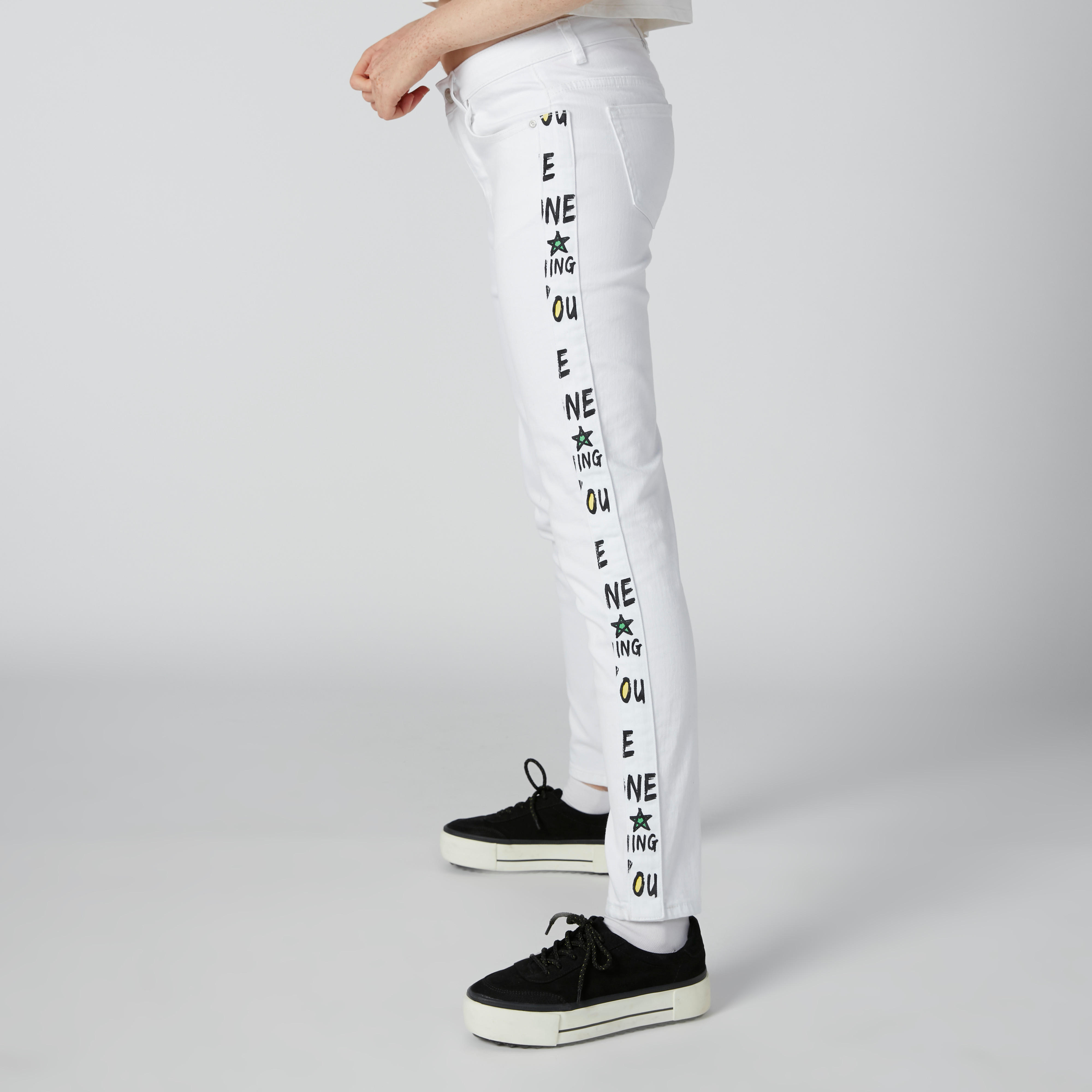 بنطال جينز طويل بقصّة عاديّة وخصر مرتفع وشريطة بطبعات-women-clothing-bottoms-jeans-image-3