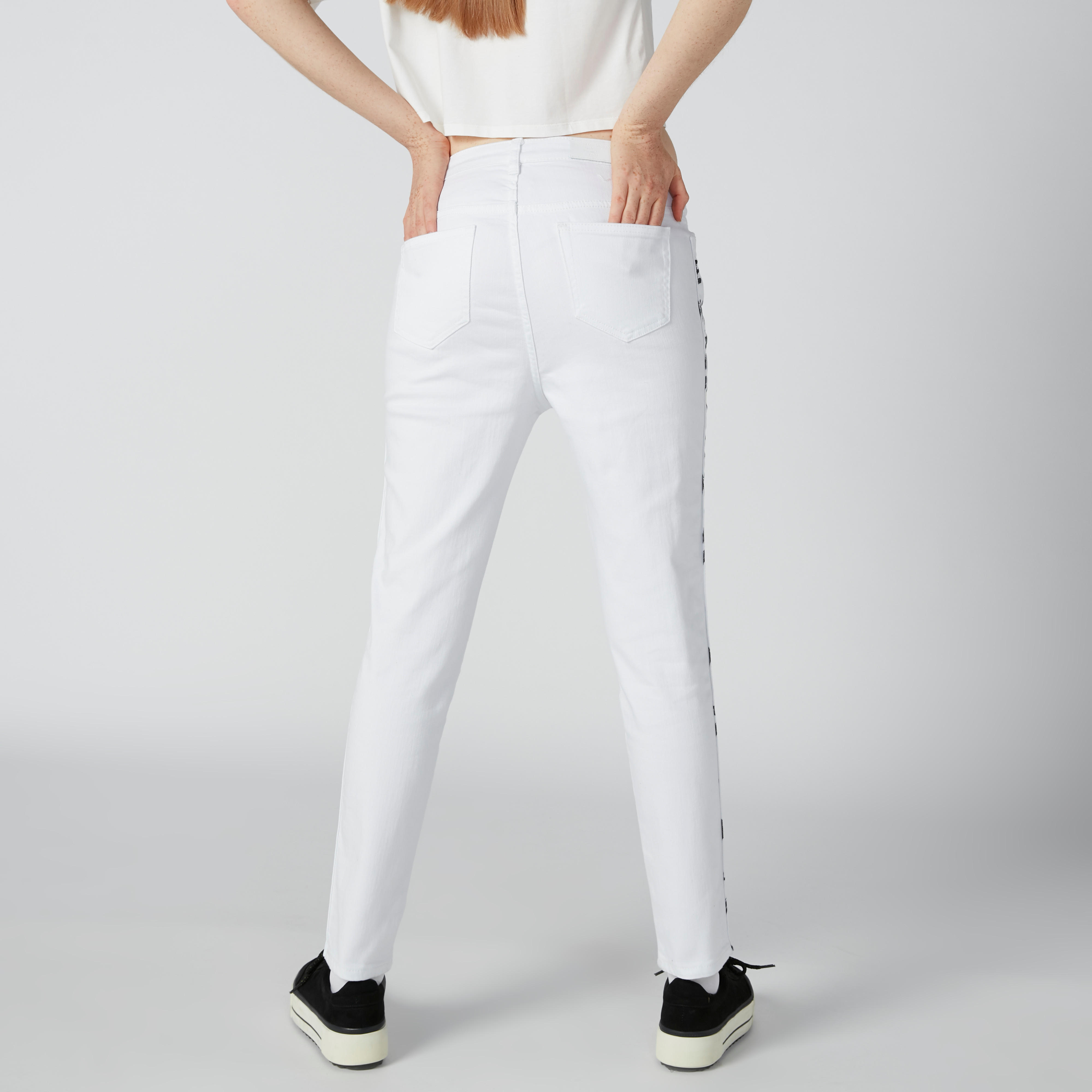 بنطال جينز طويل بقصّة عاديّة وخصر مرتفع وشريطة بطبعات-women-clothing-bottoms-jeans-image-4