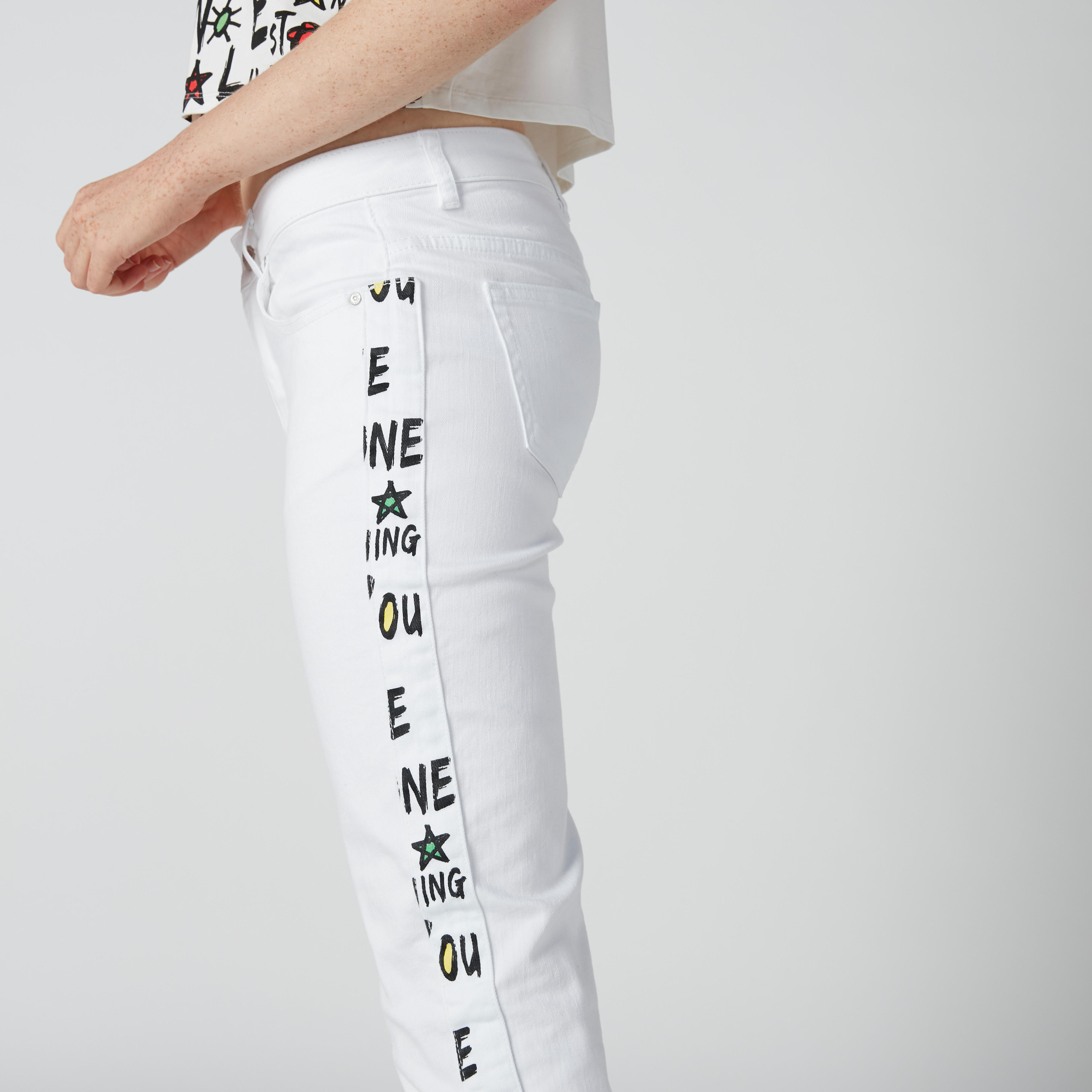 بنطال جينز طويل بقصّة عاديّة وخصر مرتفع وشريطة بطبعات-women-clothing-bottoms-jeans-image-5