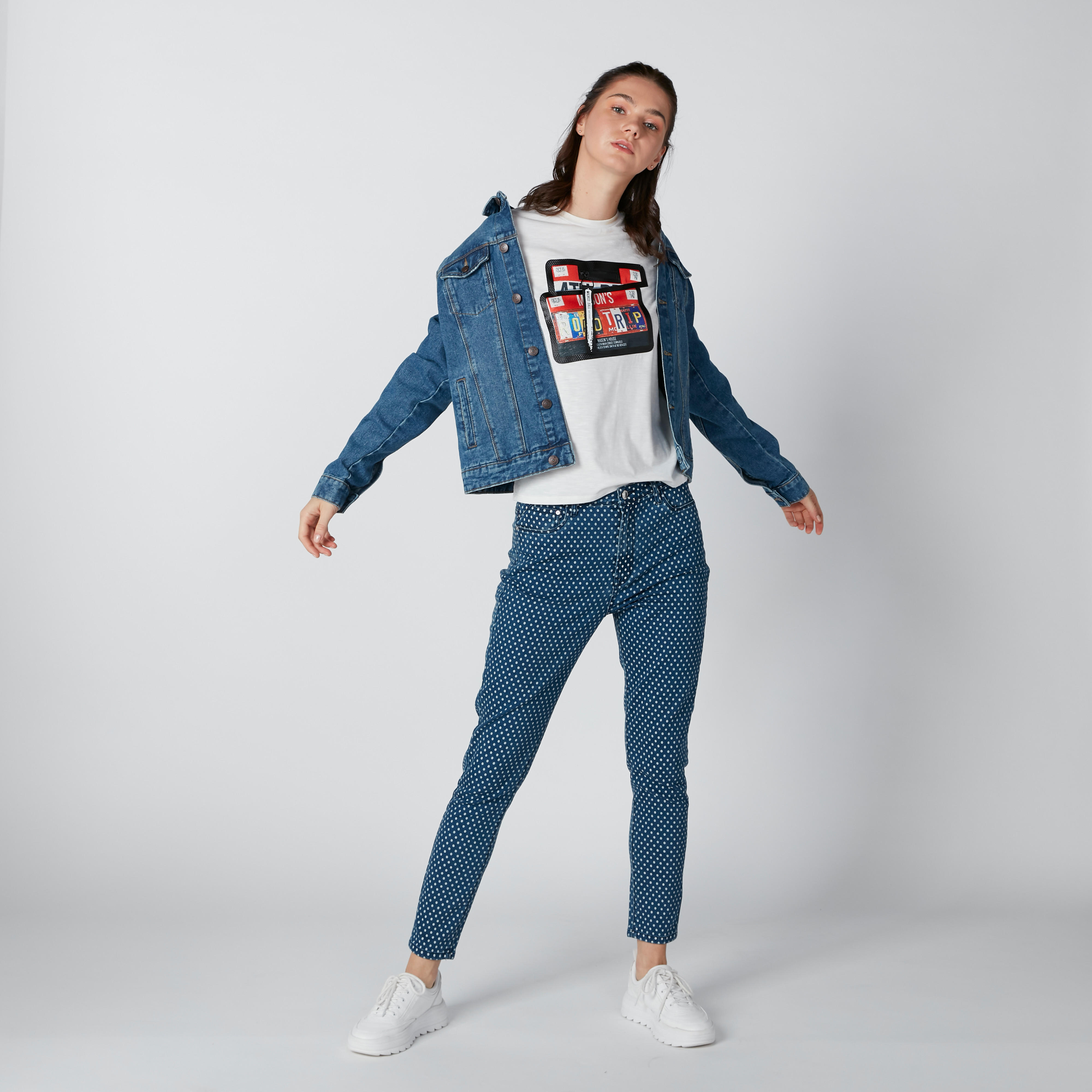تيشيرت بياقة ضيّقة وأكمام قصيرة وطبعات-women-clothing-tshirts-image-1