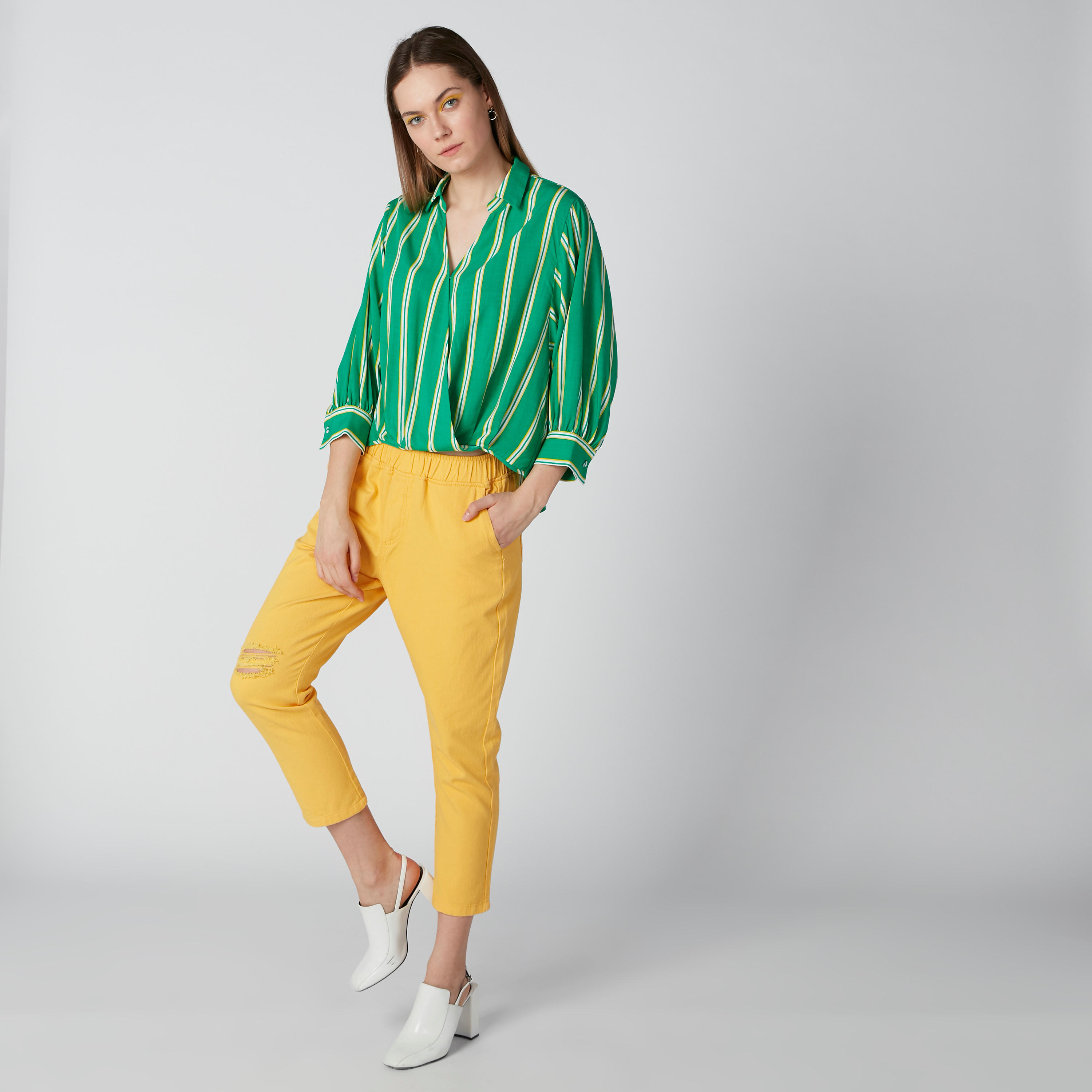 بلوزة مقلّمة بياقة عاديّة وأزرار-women-clothing-shirtsandblouses-blouses-image-2
