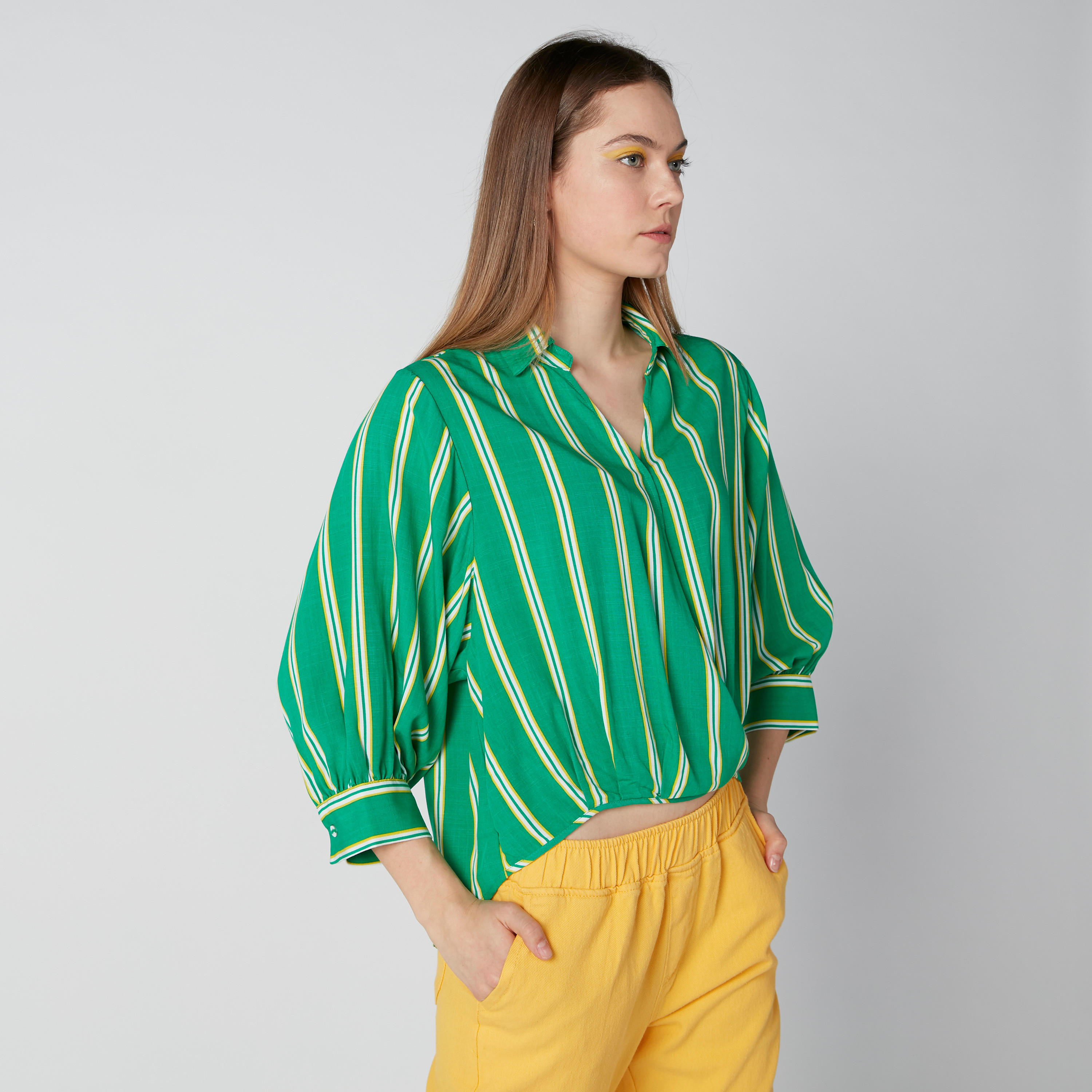 بلوزة مقلّمة بياقة عاديّة وأزرار-women-clothing-shirtsandblouses-blouses-image-3