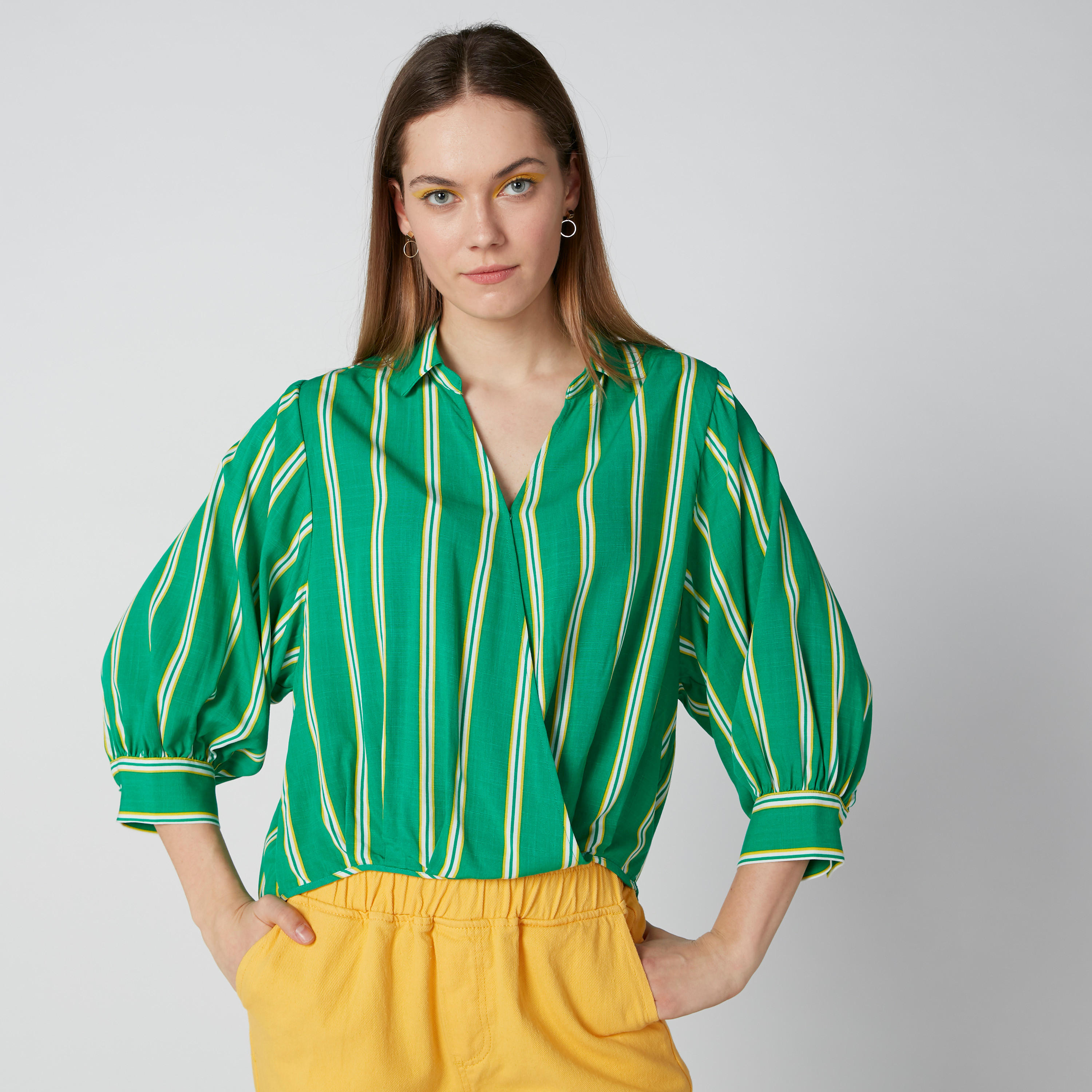 بلوزة مقلّمة بياقة عاديّة وأزرار-women-clothing-shirtsandblouses-blouses-image-4