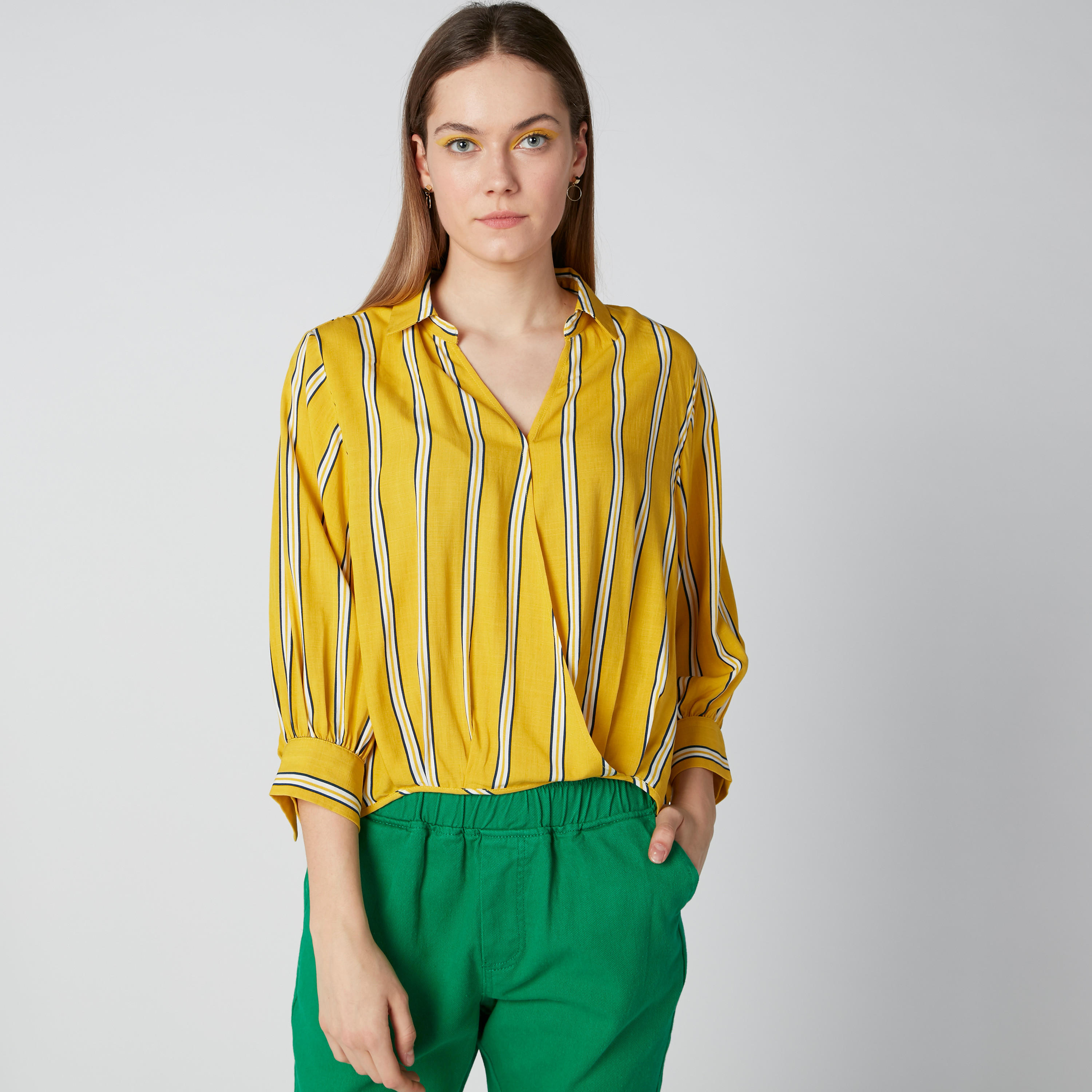 بلوزة مقلّمة بياقة عاديّة وأزرار-women-clothing-shirtsandblouses-blouses-image-5