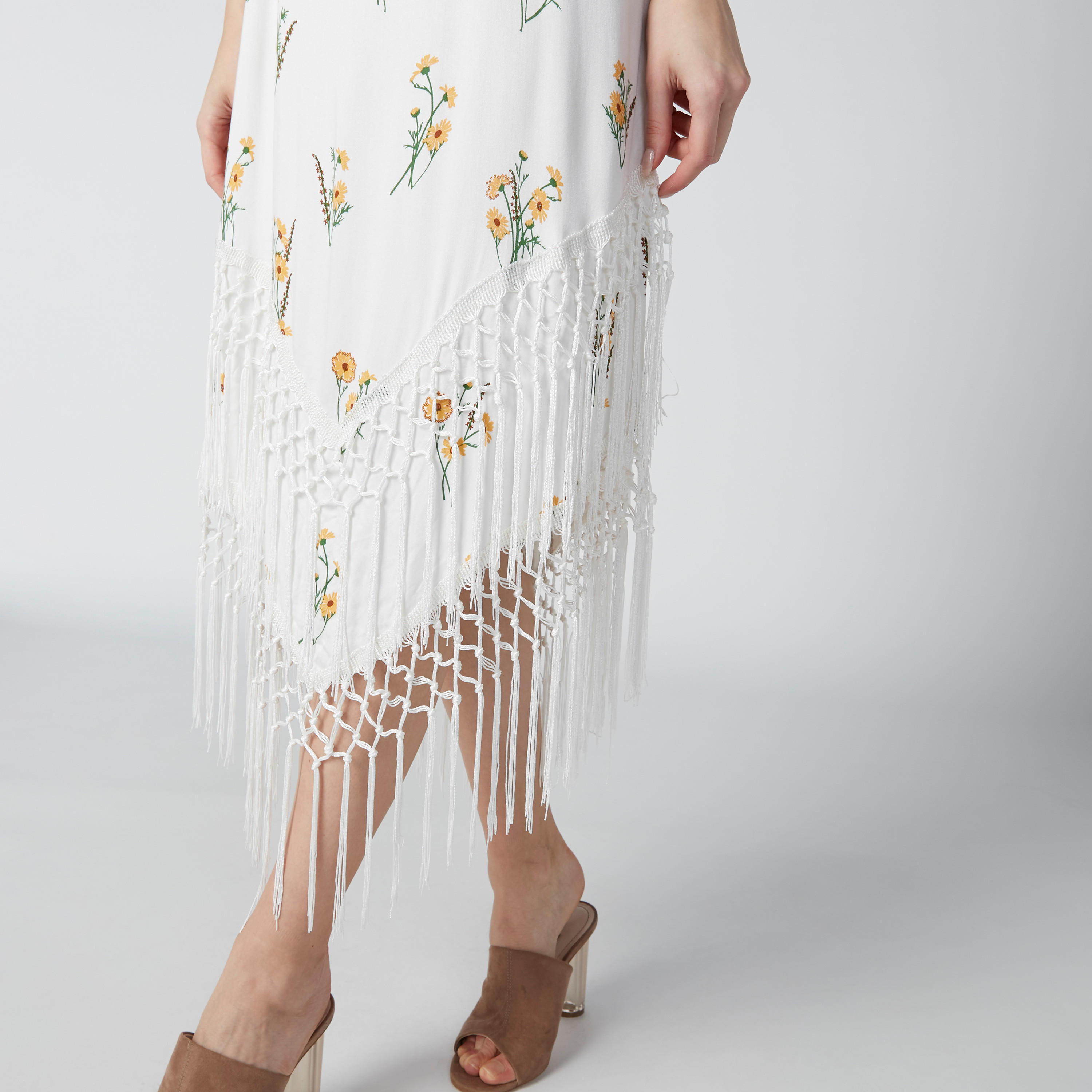 فستان متوسط الطول بحمّالات رفيعة وشرّابات وطبعات أزهار-women-clothing-dresses-image-6