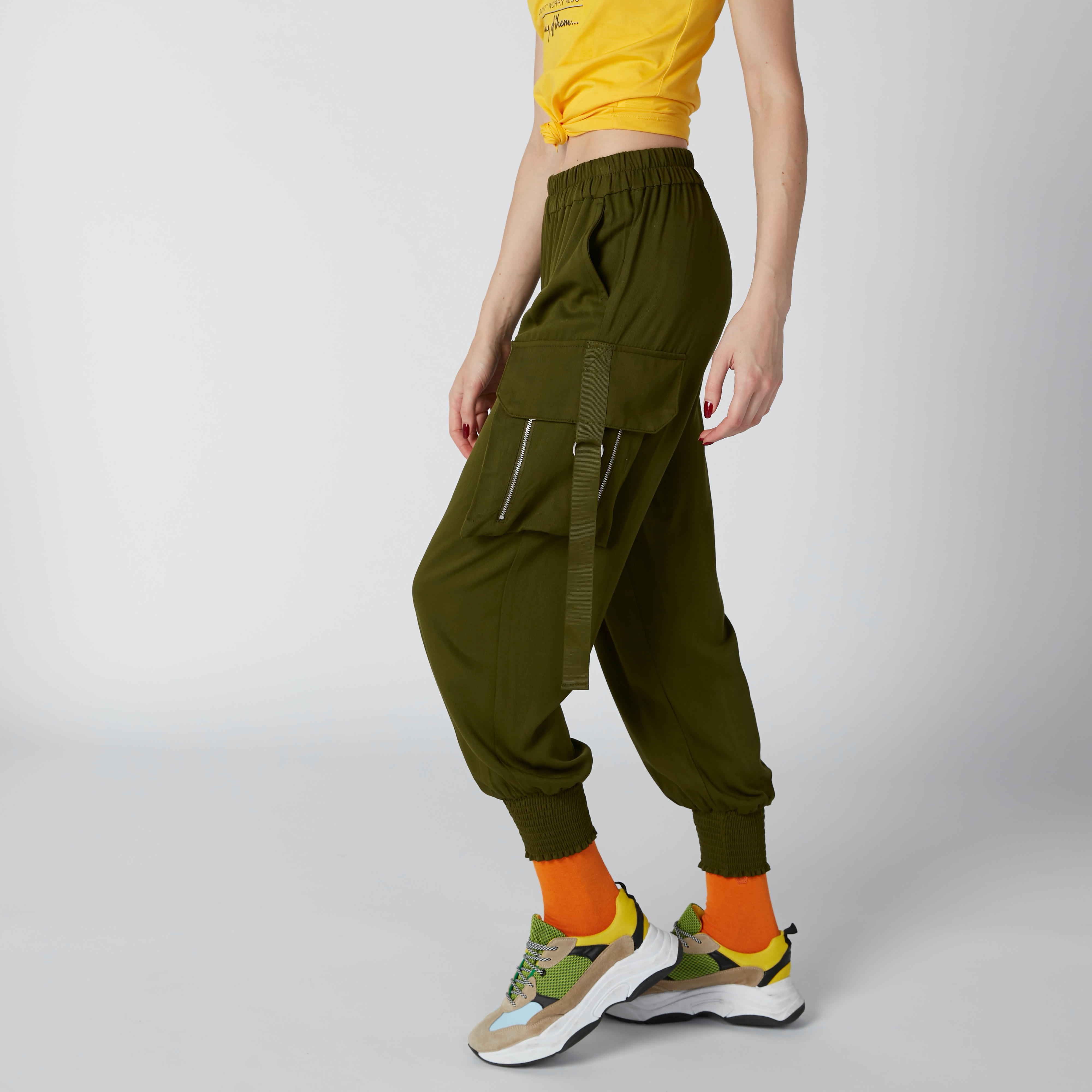 بنطال رياضي بخصر مطّاطي وجيوب-women-clothing-bottoms-joggers-image-3
