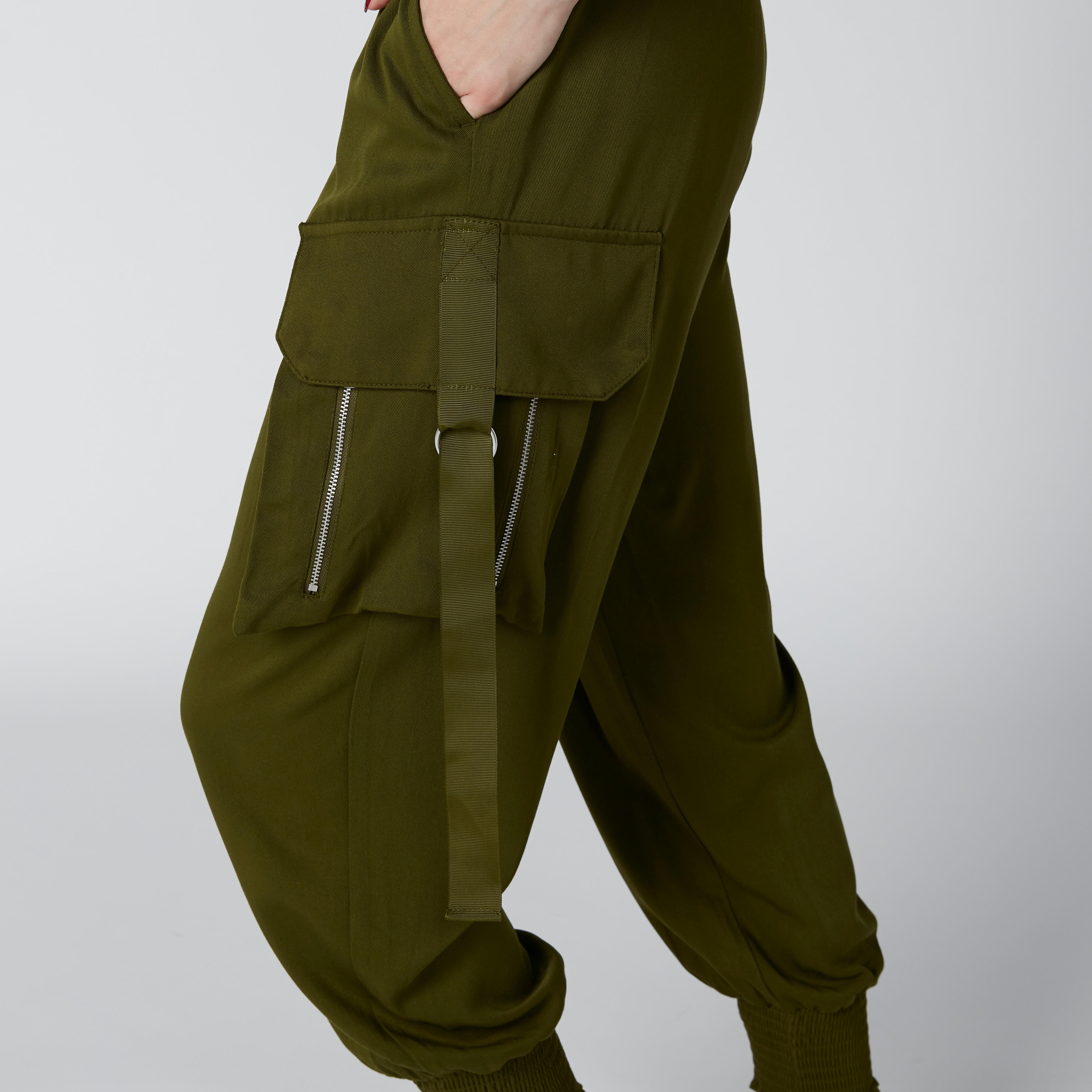بنطال رياضي بخصر مطّاطي وجيوب-women-clothing-bottoms-joggers-image-5