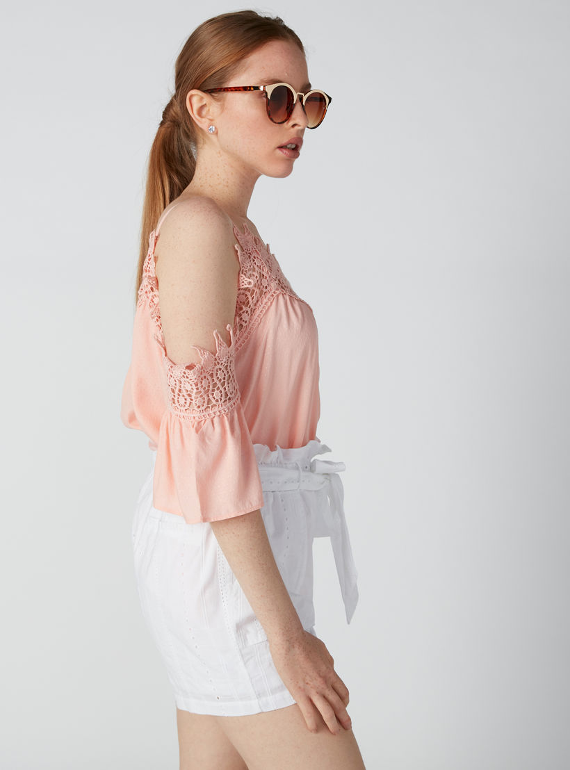 توب بأكتاف مكشوفة وياقة V وتفاصيل دانتيل-women-clothing-shirtsandblouses-blouses-image-4
